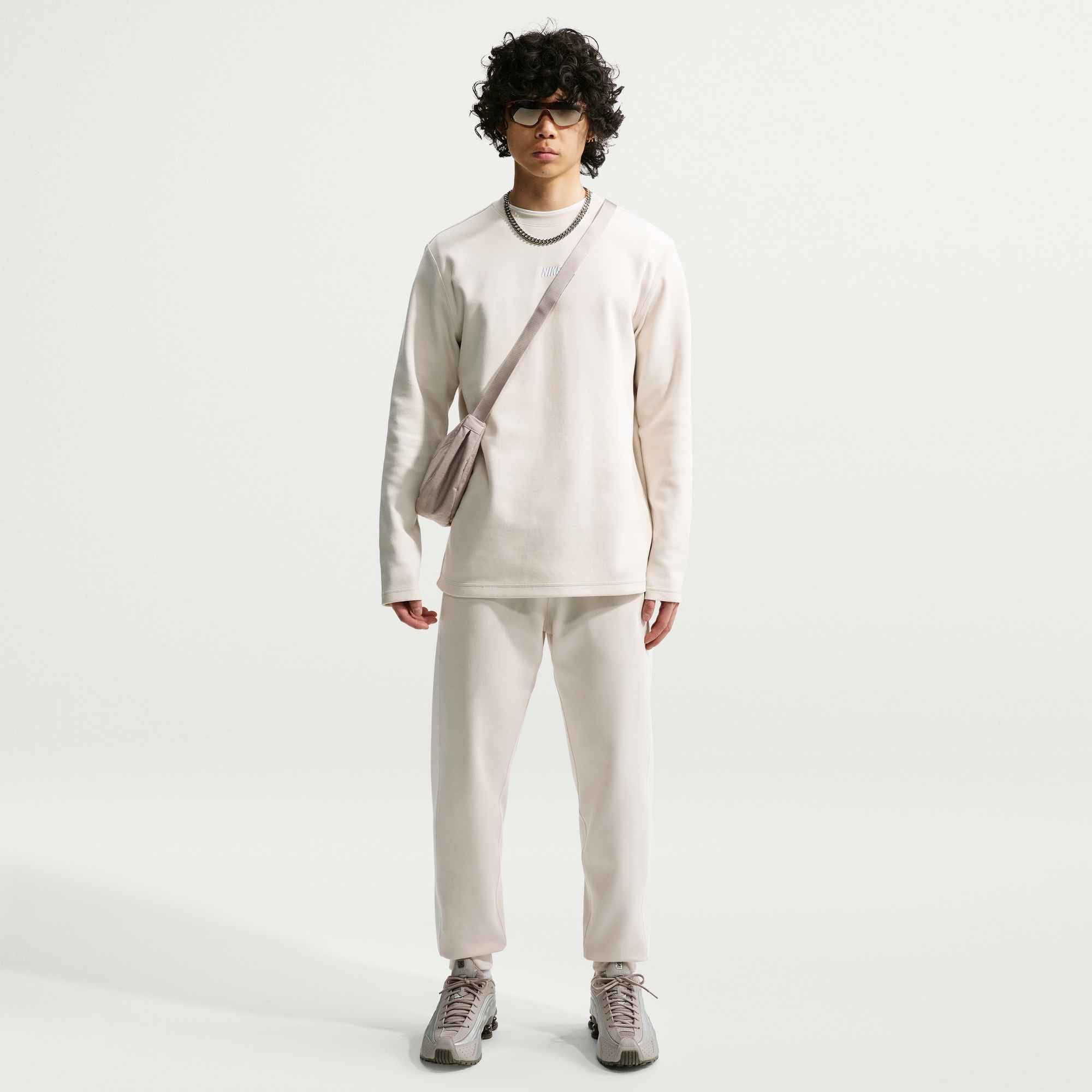 Nike Sportswear Jogginghose M NK CLUB VARSITY JOGGER sportlicher Stil, aus Sweatware, mit elastischem Bund