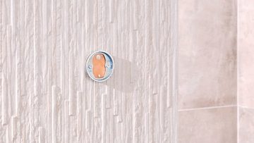 tesa Seifenspender DELUXXE Wandseifenspender ohne Bohren - 19,2 cm : 7,3 cm : 11,5 cm, (Packung, 1-tlg), selbstklebender Flüssigseifenspender - chrom - silber glänzend