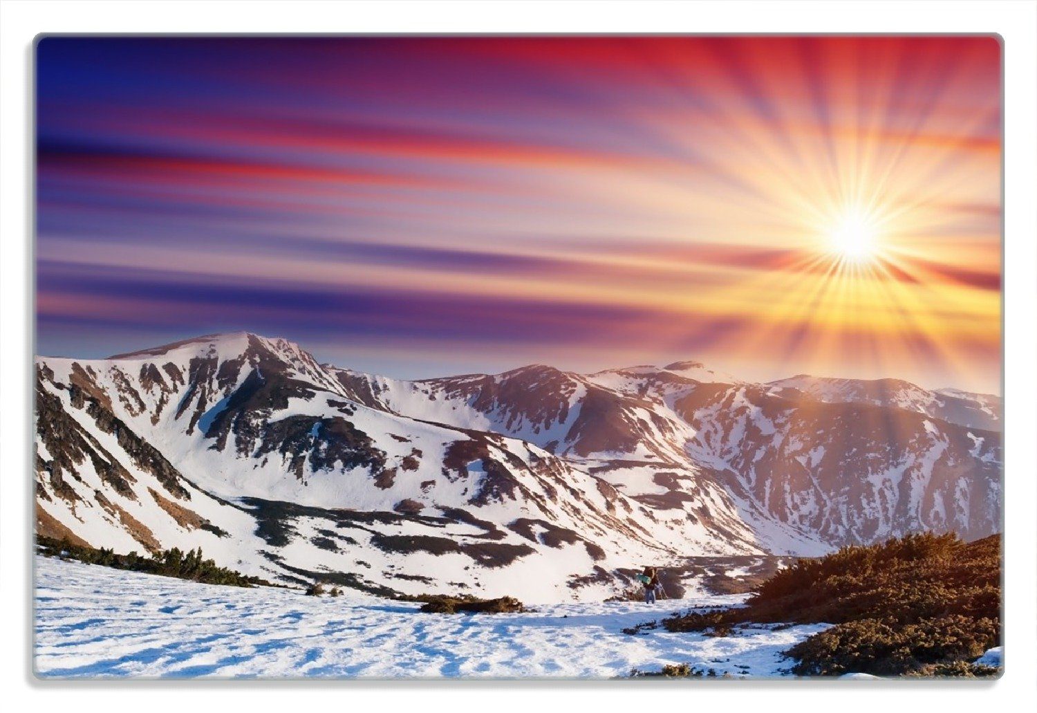 Wallario Frühstücksbrett Farbenfroher Sonnenuntergang im Winter - Schnee in den Bergen, (inkl. rutschfester Gummifüße 4mm, 1-St), 20x30cm
