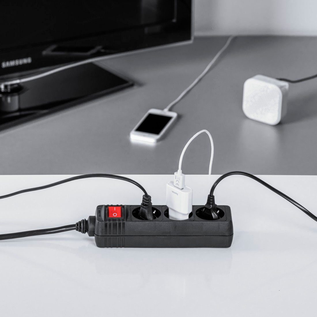 Hama Steckdosenverteiler, 3-fach, mit Schalter, 5 m, Schwarz Steckdosenleiste 3-fach (Ein- / Ausschalter, Schalterbeleuchtung, Kabellänge 5 m)