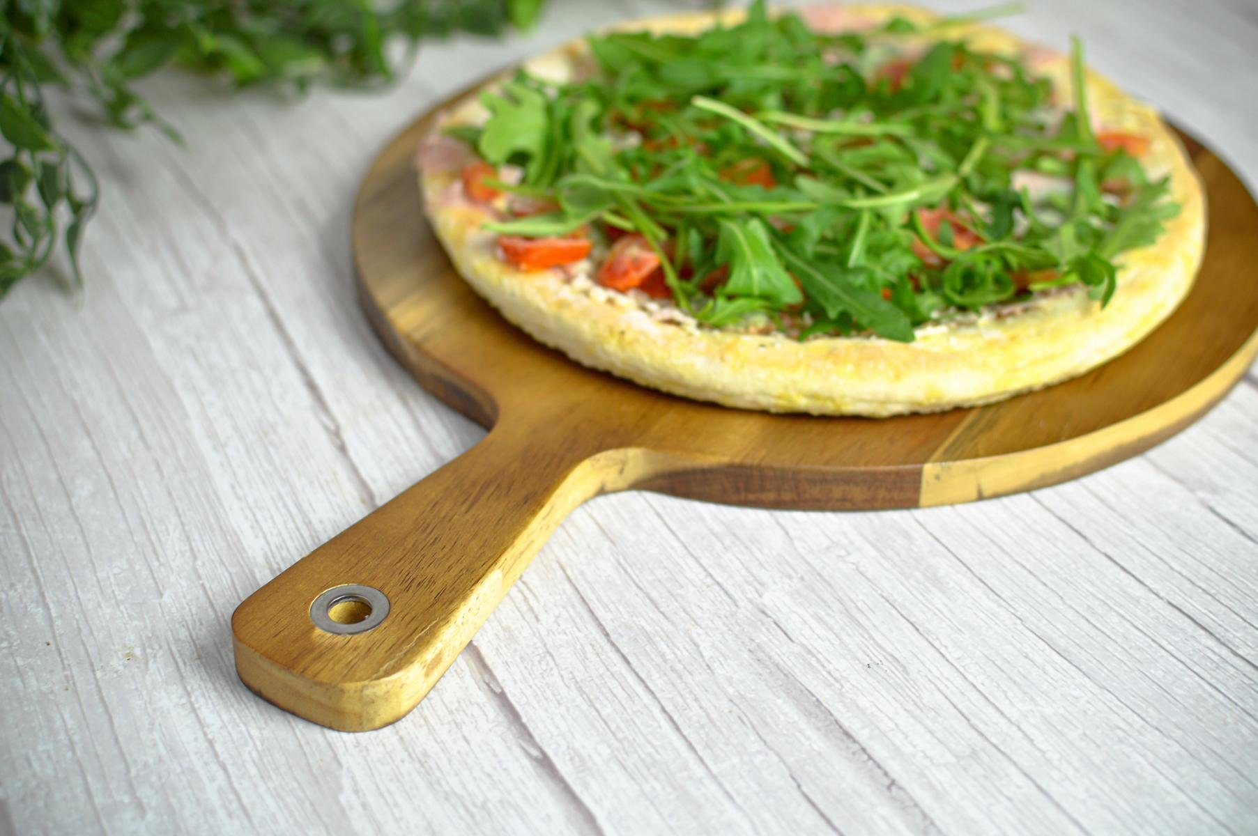 Sendez Pizzaschneidebrett mit Griff Holzbrett Vesperbrett Käsebrett Pizzateller Schneidebrett, Akazienholz, (1-St), mit Griff