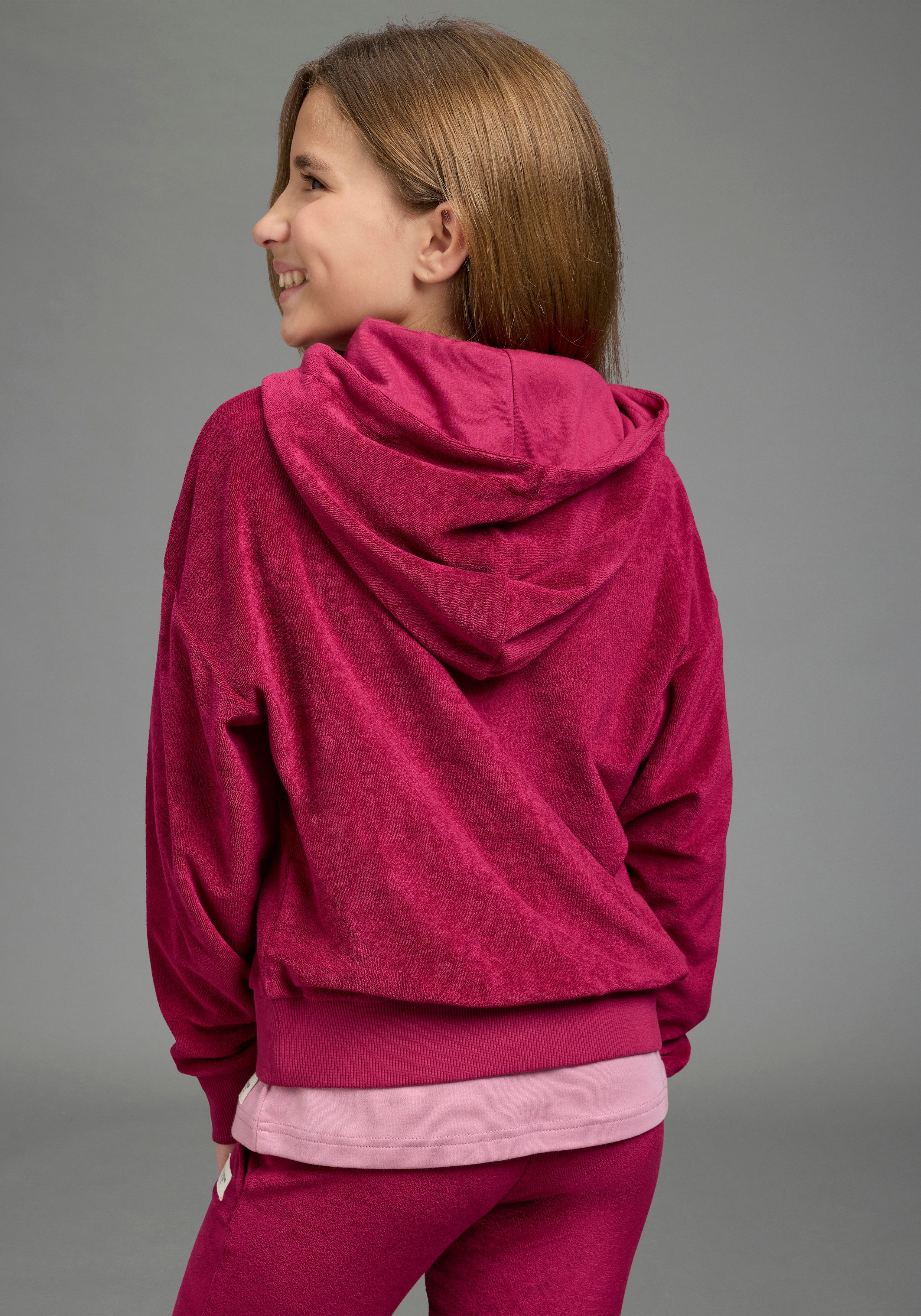 H.I.S Sweatjacke Kuschelweiche Nicki-Jacke mit Kapuze, für vielseitige Einsätze, mit Stickerei