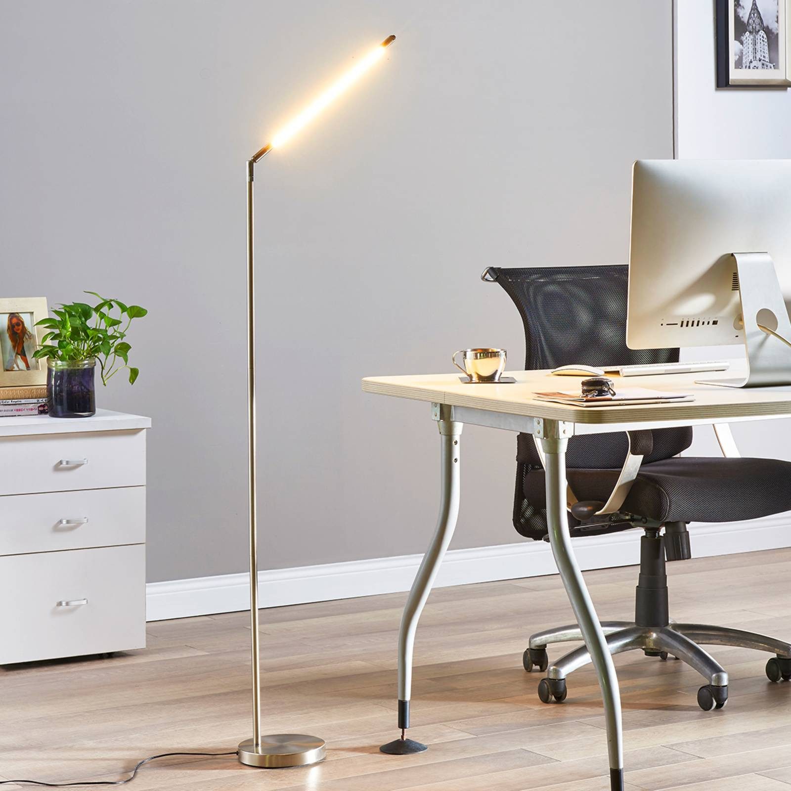 Lindby Stehlampe Jabbo, 1 x 6 W LED, warmweiß