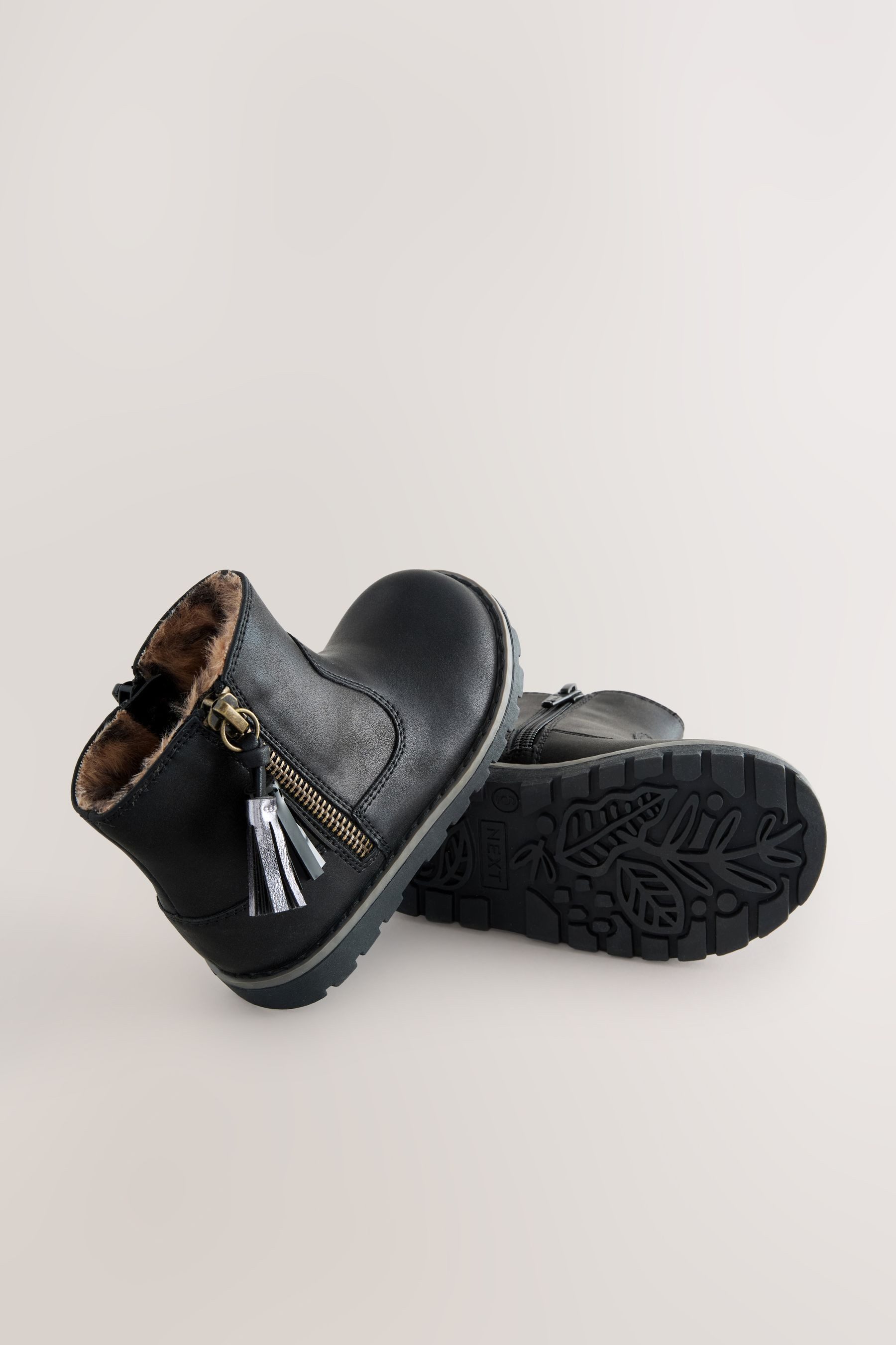 Next Chelseastiefel mit Quaste, weite Passform Stiefelette (1-tlg)