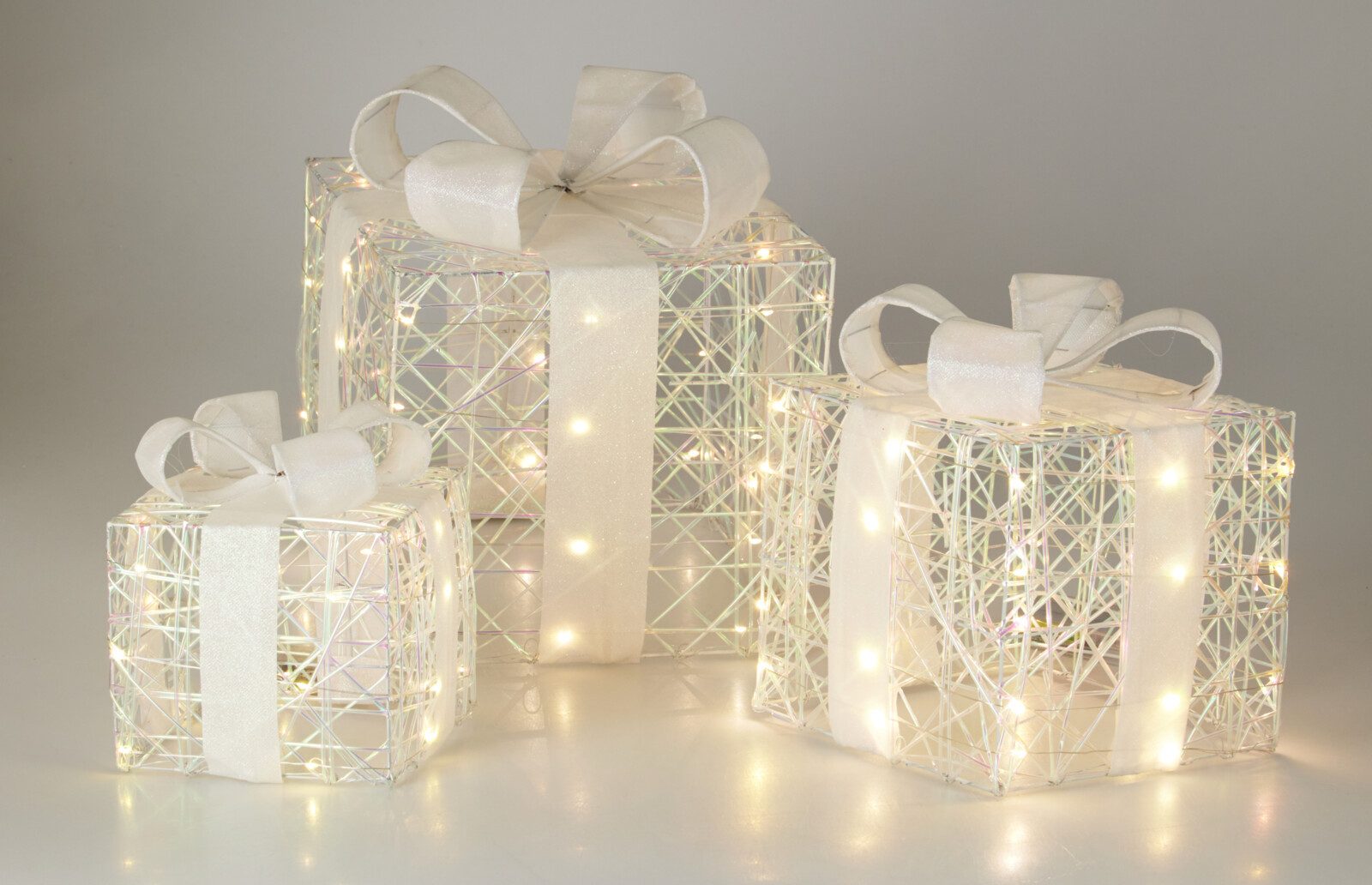 Koopman Dekoobjekt Weihnachtsgeschenke Weihnachtsdeko 90 LED´s Schillernd 3er Set (1 St., 3tlg), 3 Größen, 20x20x24cm, 25x25x30cm, 15x15x17,5cm, Batteriebetrieb
