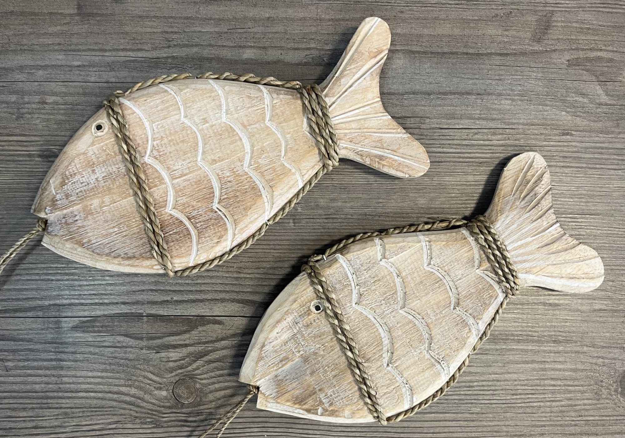 VARIOS Girlande Fisch Deko Hänger 2er Set Maritim Holz Natur Handarbeit 30 cm, Handgefertigt