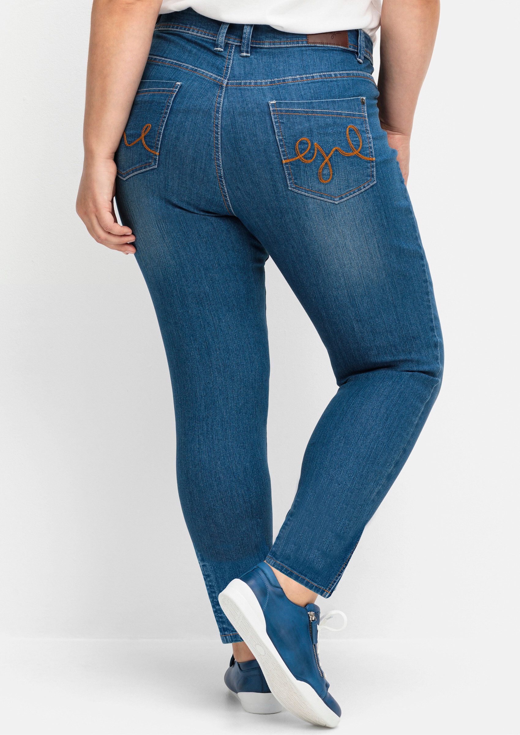 Sheego Bequeme Jeans Stretch-Jeans »Die Schmale« mit zweifarbigen Kontrastnähten – Bild 2 von 5