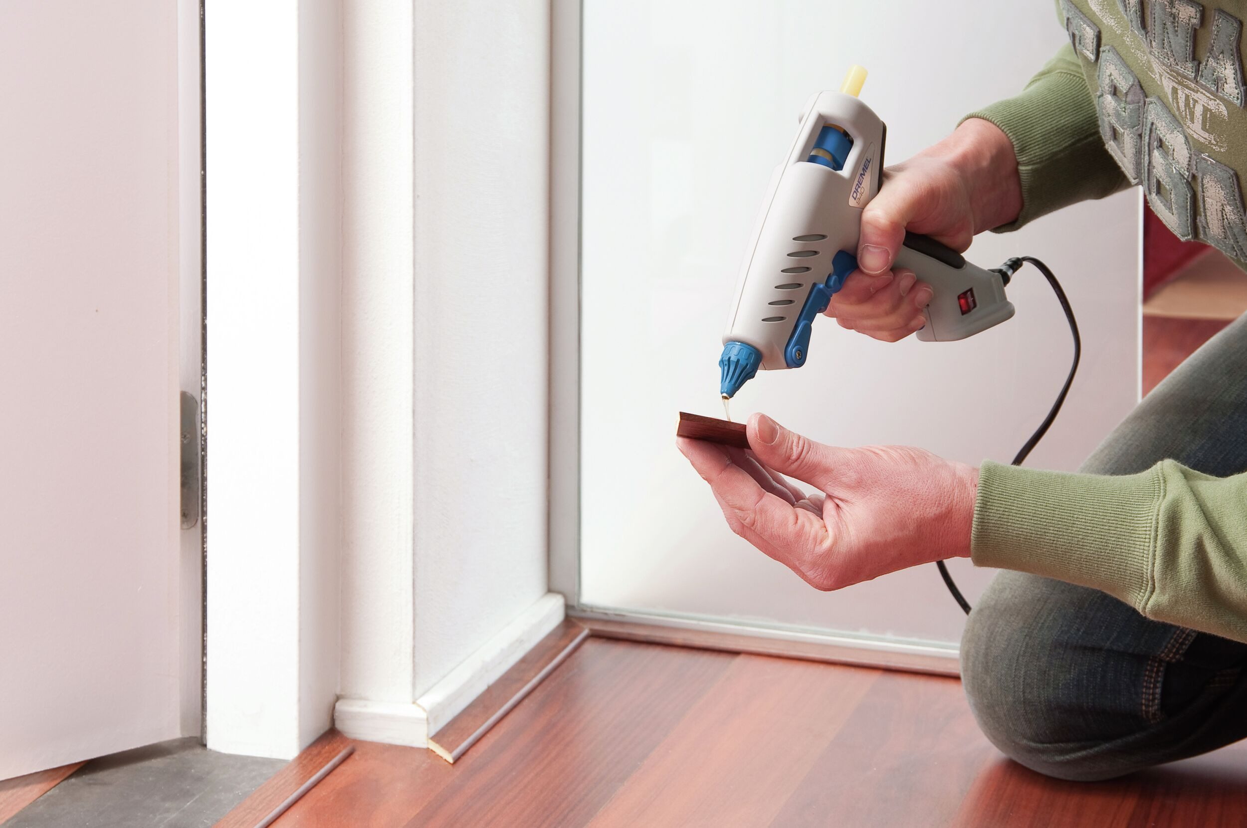 DREMEL Heißklebepistole, 940-3 Kompaktwerkzeug mit 3 Zubehöre