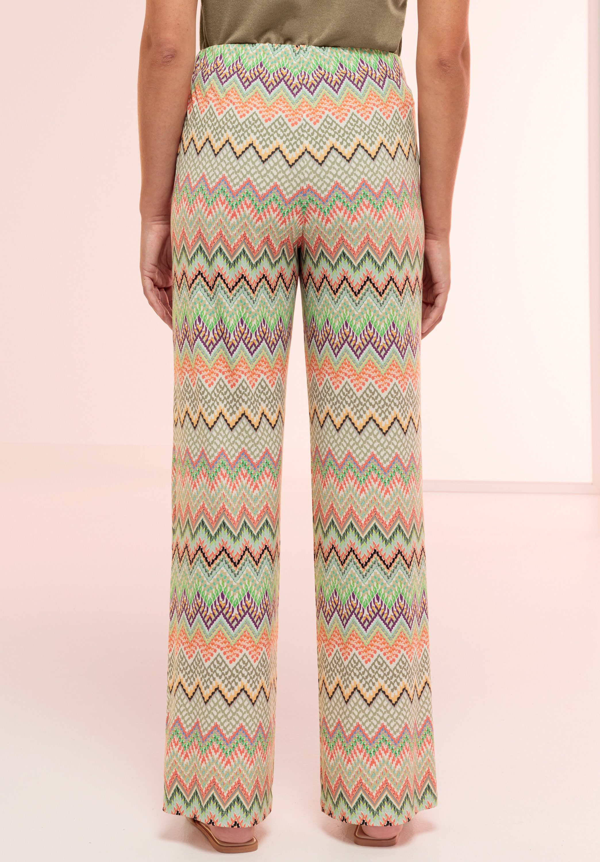 bianca Schlupfhose PARIGI mit farbenfrohem Alloverdruck in angesagten Farben