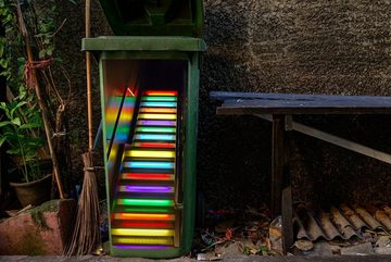 MuchoWow Wandsticker Beleuchtete Treppen in den Farben des Regenbogens (1 St), Mülleimer-aufkleber, Mülltonne, Sticker, Container, Abfalbehälter