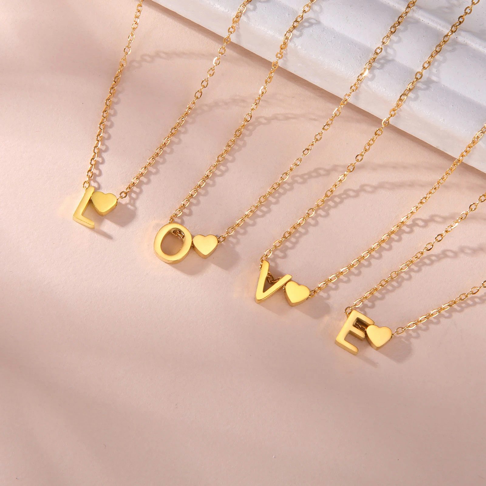 BUNGSA Kette mit Anhänger Buchstaben-Kette A-Z mit Herz gold aus Edelstahl Damen P (1-tlg), Halskette Necklace