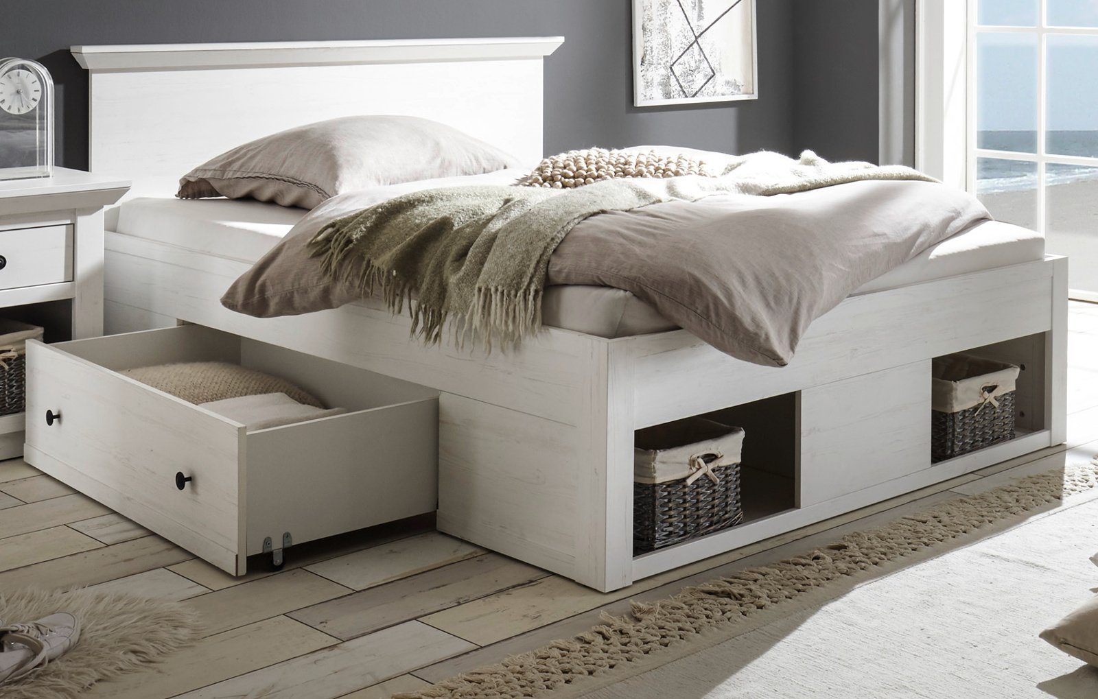 Furn.Design Einzelbett Hooge (Bett in Pinie weiß gekälkt, Liegefläche 140 x 200 cm), inkl. 2x Bettschubkasten Landhausstil modern