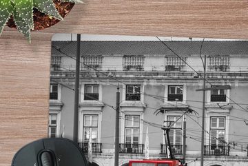 MuchoWow Gaming Mauspad Schwarz-Weiß-Foto mit einer roten Straßenbahn (1-St), Mousepad mit Rutschfester Unterseite, Gaming, 40x40 cm, XXL, Großes