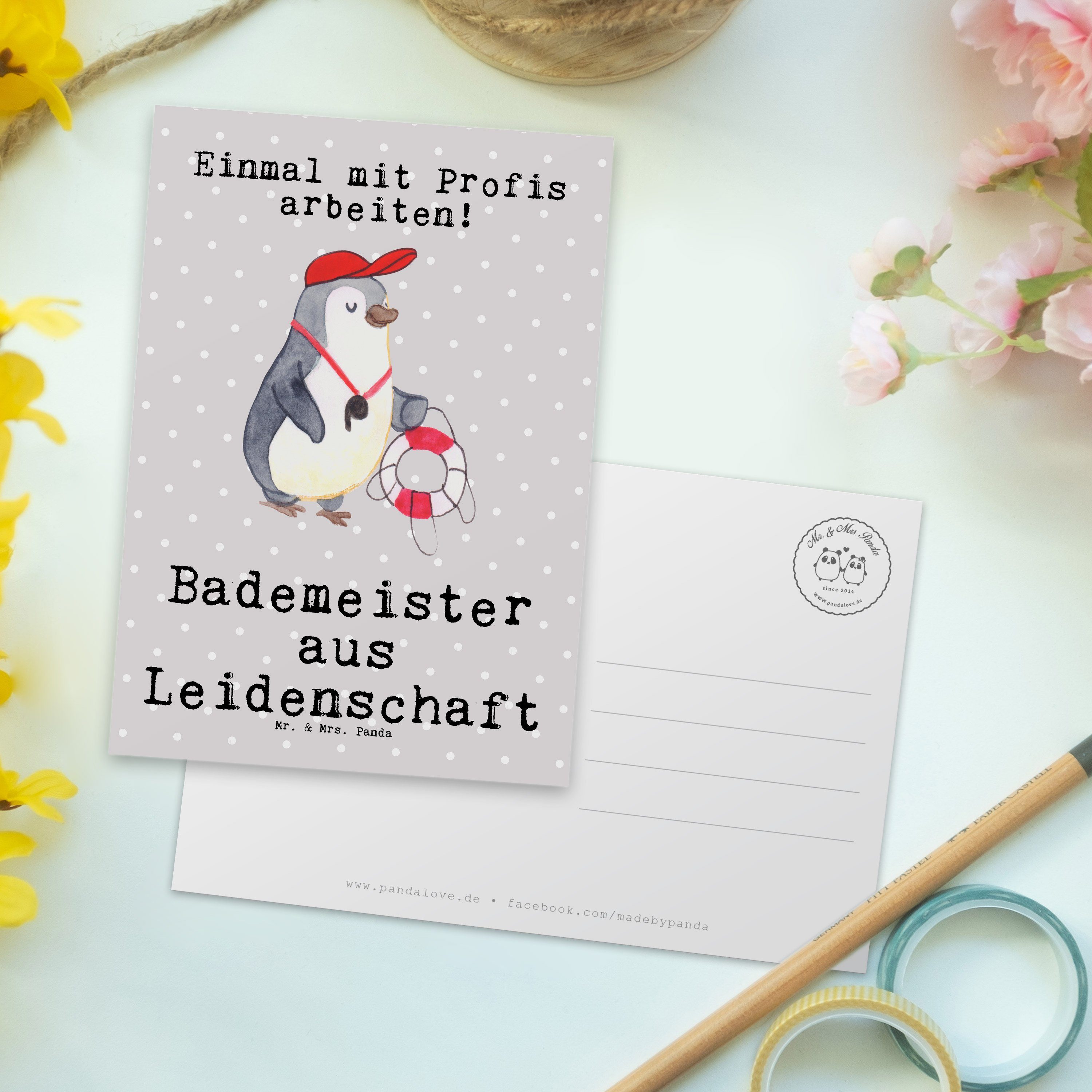 Mr. & Mrs. Panda Postkarte - aus Leidenschaft - Bademeister Geschenk, Grau Pastell Schwimmschule