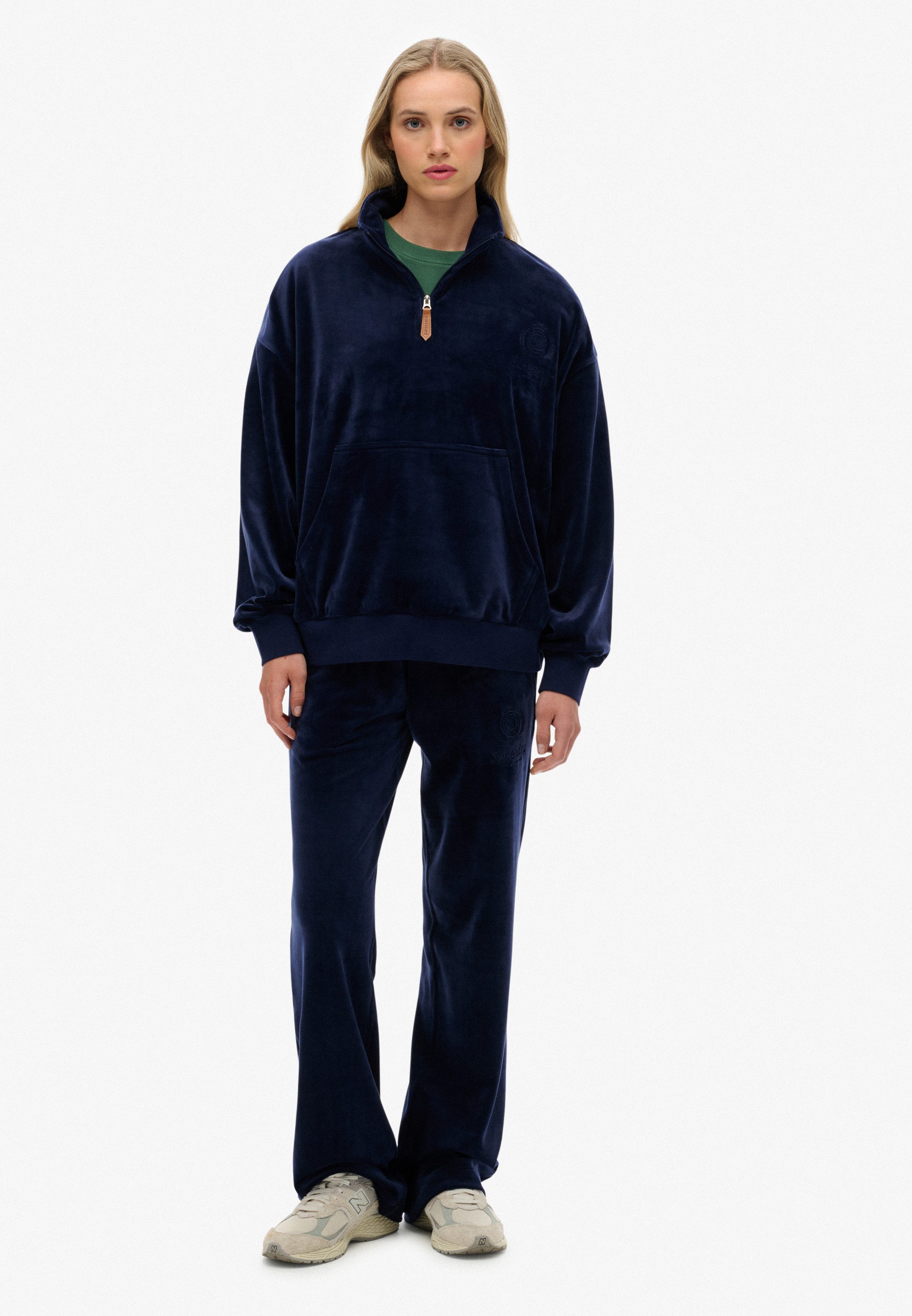 Superdry Sweatshirt COUNTRY CLUB VELOUR 1/4 ZIP Nicki-Qualität, Troyer mit Logo-Brustmotiv
