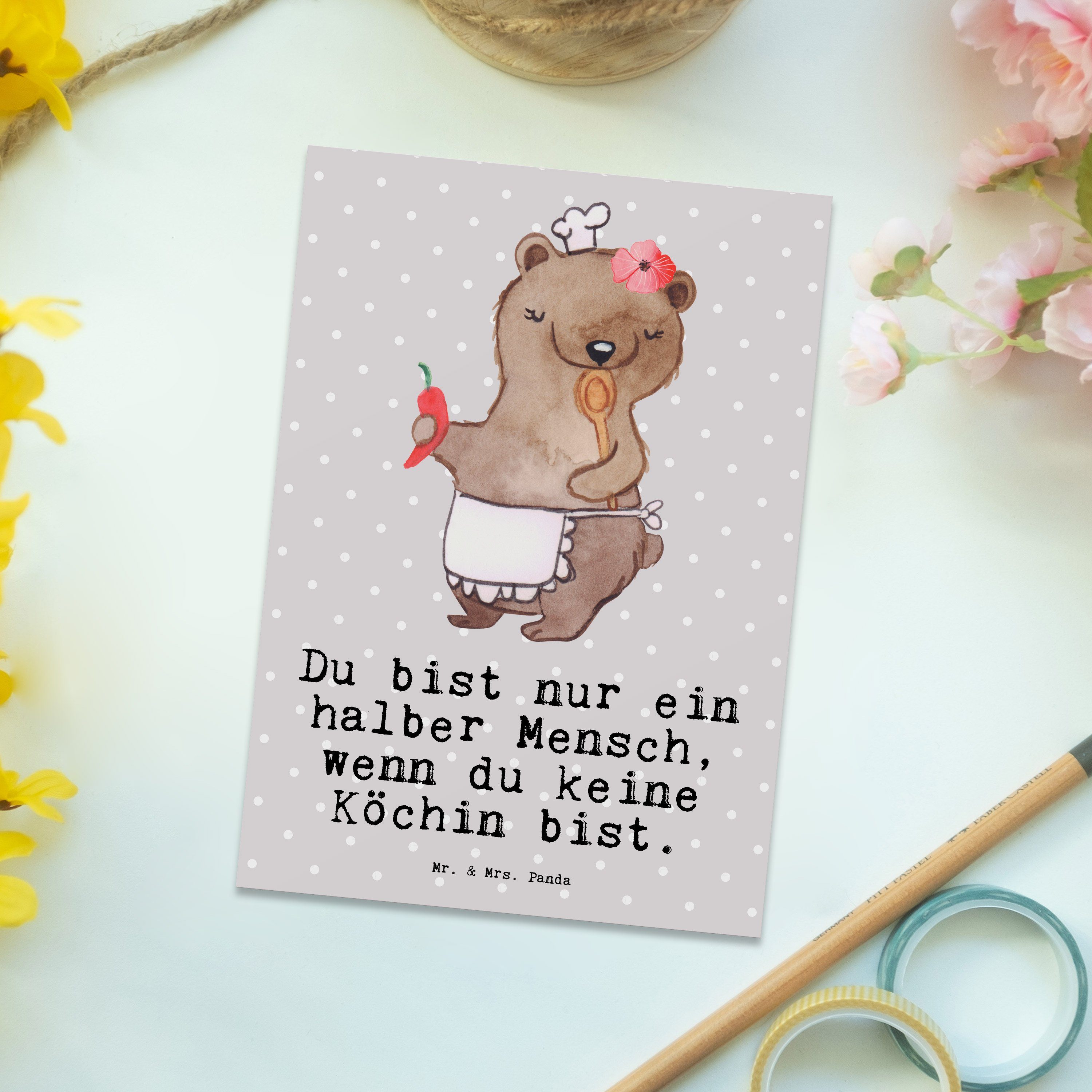 Mr. & Mrs. Panda Postkarte Köchin mit Herz - Grau Pastell - Geschenk, Geschenkkarte, Geburtstags
