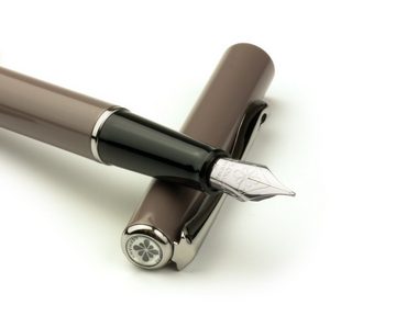 DIPLOMAT Füllhalter Traveller Taupe Grey mit Schreibtinte und Konverter, (Spar-Set mit Tintenkonverter und Schreibtinte Königsblau von Octopus Fluids), MADE IN GERMANY