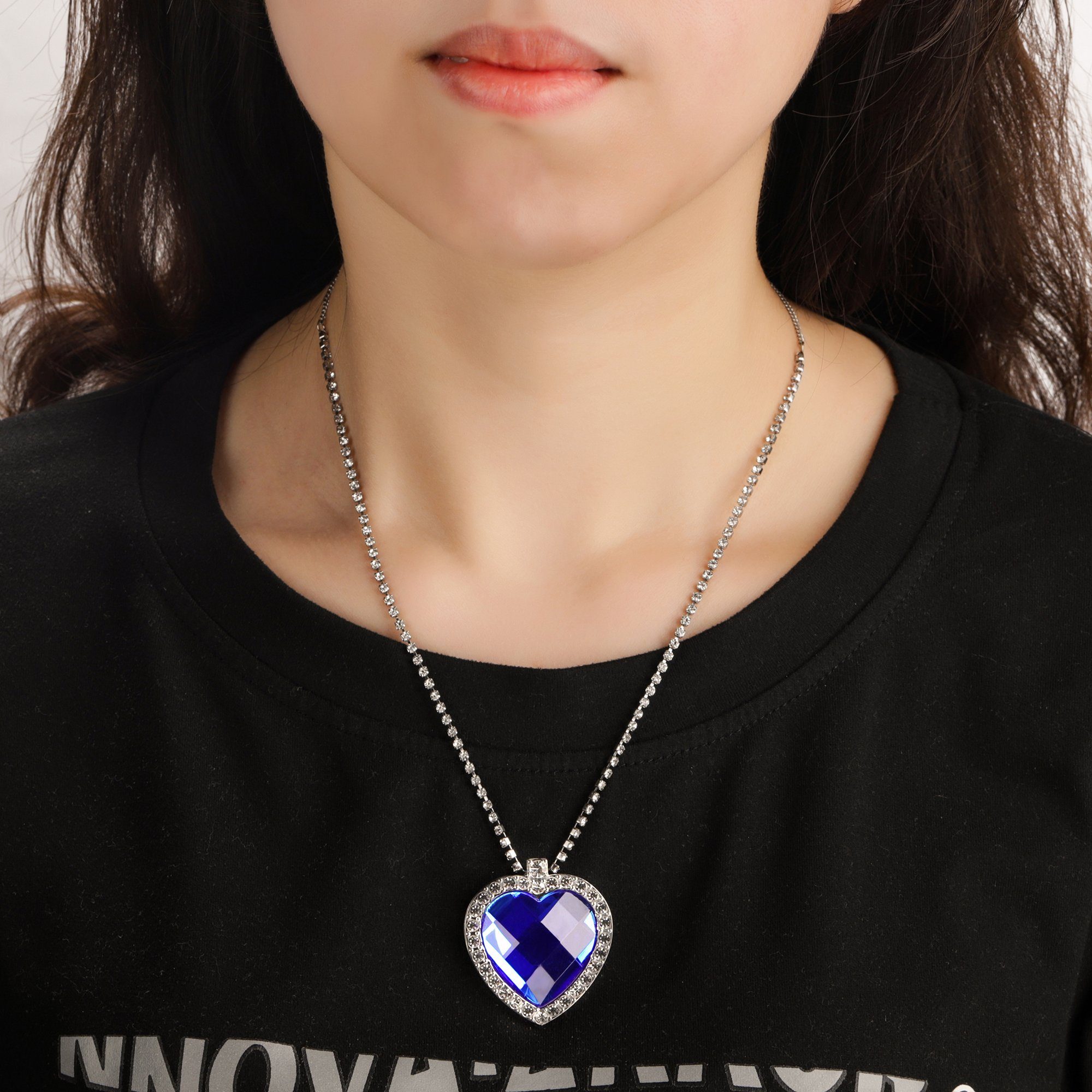 Kim Johanson Kette mit Anhänger Herz des Ozeans, aus Edelstahl, mit blauem Kristall-Herzanhänger