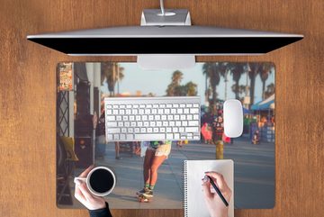 MuchoWow Gaming Mauspad Eine junge Frau fährt mit dem Skateboard auf dem Bürgersteig (1-St), Büro für Tastatur und Maus, Mousepad Gaming, 90x60 cm, XXL, Großes