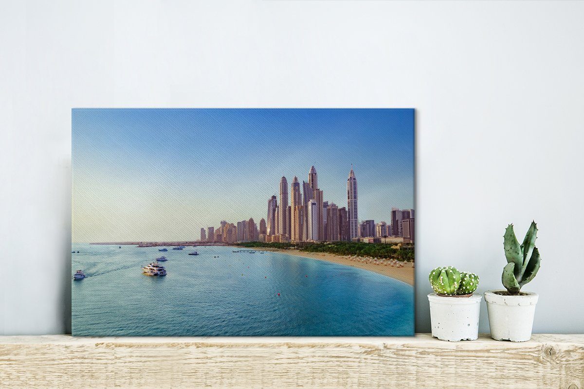 der des vor von Wandbild 30x20 wunderschönen Aufhängefertig, St), hellblauen cm Meeres Wanddeko, OneMillionCanvasses® Dubai, (1 Bild Leinwandbilder, Küste Leinwandbild