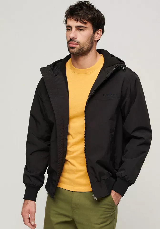 Superdry Bomberjacke SURPLUS NYLON HOODED BOMBER mit lockerer Passform, aus Baumwolle und Nylon, in unifarbener Optik