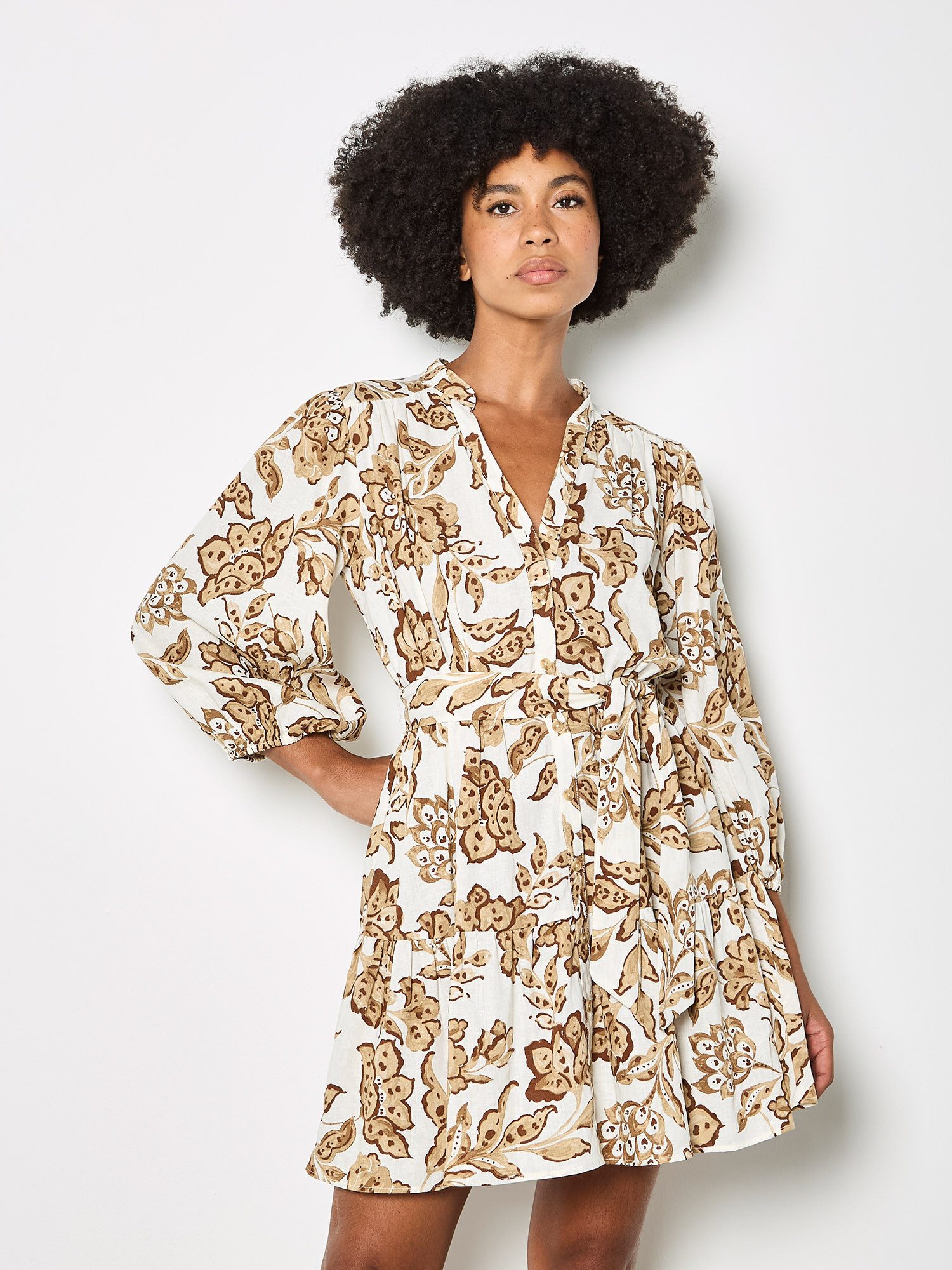 Apricot Minikleid Malerisches Sarasa-Minikleid mit Blumenmuster (mit Gürtel) mit Gürtel