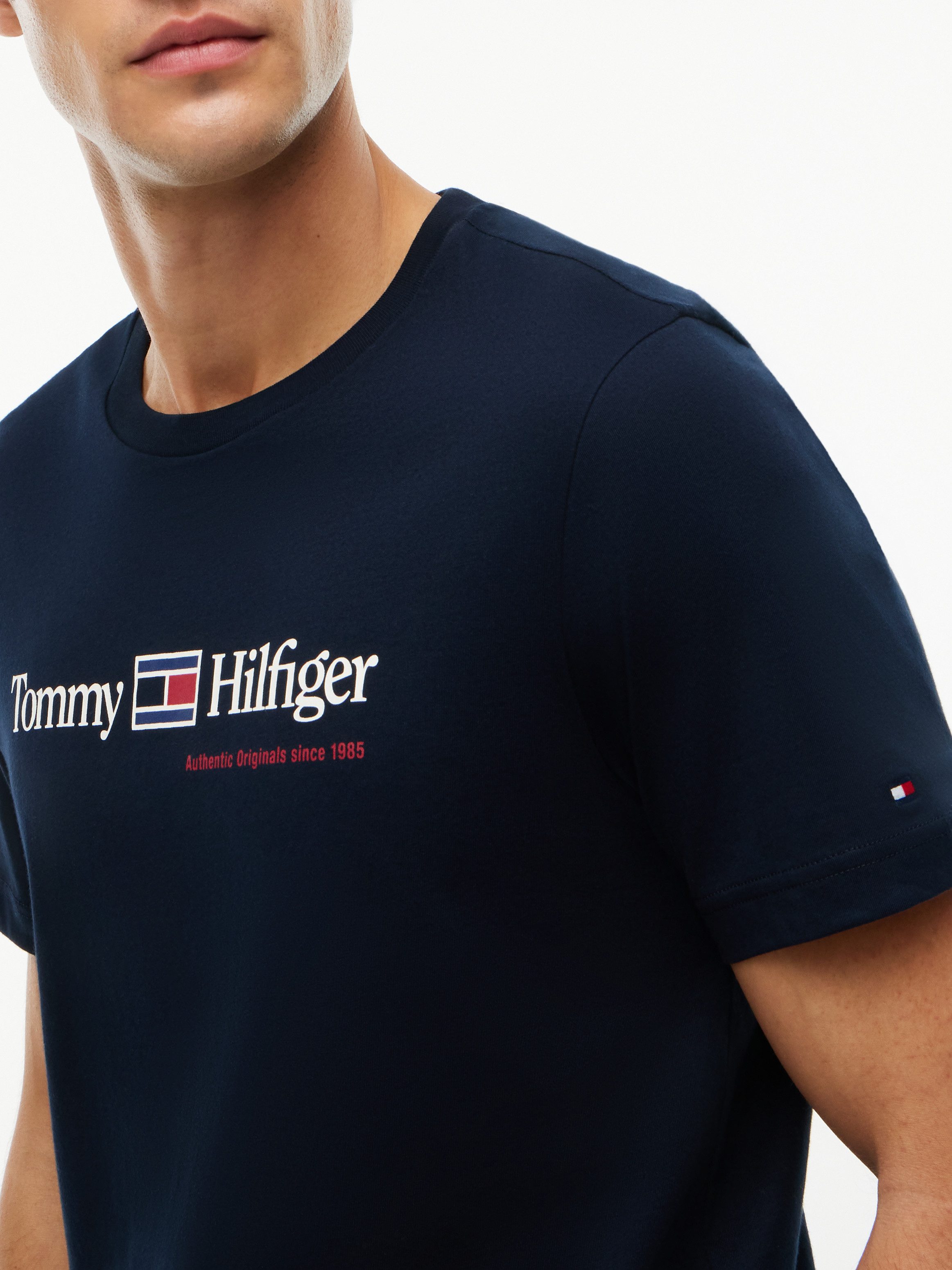 Tommy Hilfiger T-Shirt BRAND LOVE RWB GRAPHIC Auffälliger Frontprint mit Tommy Hilfiger Schriftzug, normale Passform – Bild 2 von 5