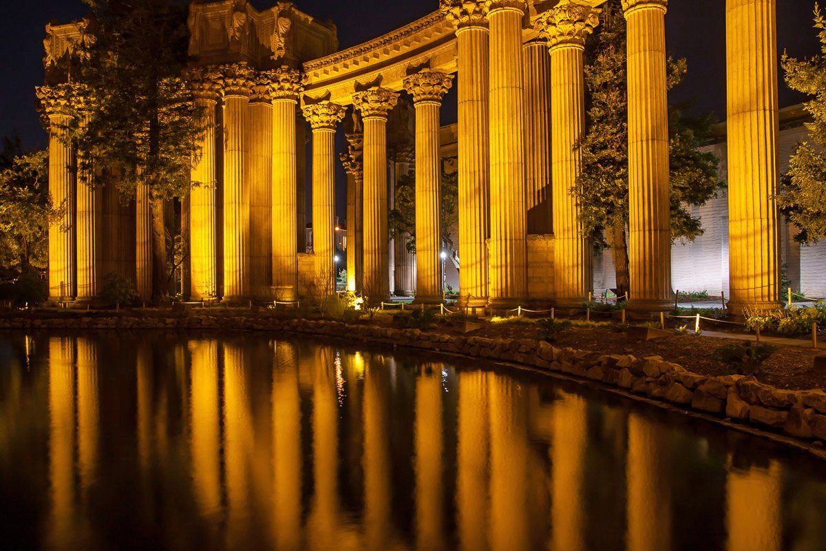 Papermoon Fototapete Antike Säulen bei Nacht