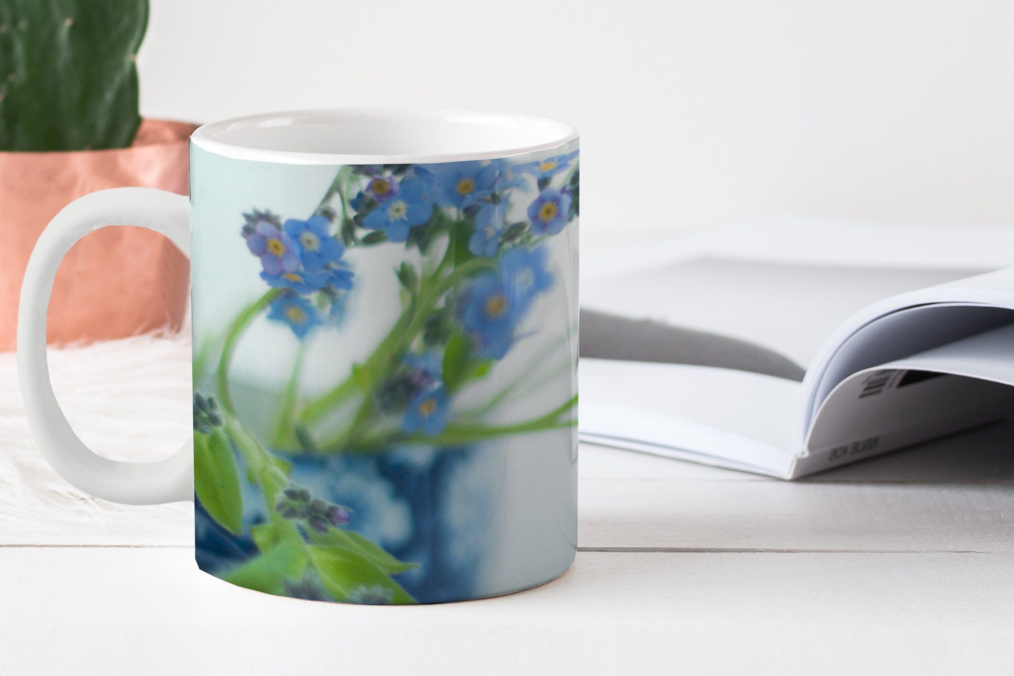 MuchoWow Tasse Vergissmeinnicht in einer Teetasse, Keramik, Kaffeetassen, Vase, Geschenk Becher, Teetasse