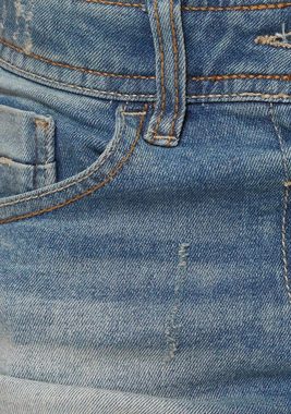 Arizona Jeansshorts mit aufwendigen Details und offenem Saum