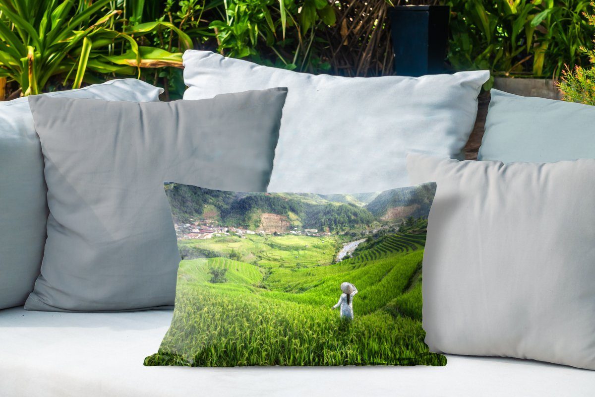 Outdoor-Dekorationskissen, MuchoWow Polyester, einem Frau Indonesien, Dekokissen Kissenhülle Reisfeld in in Dekokissenbezug,