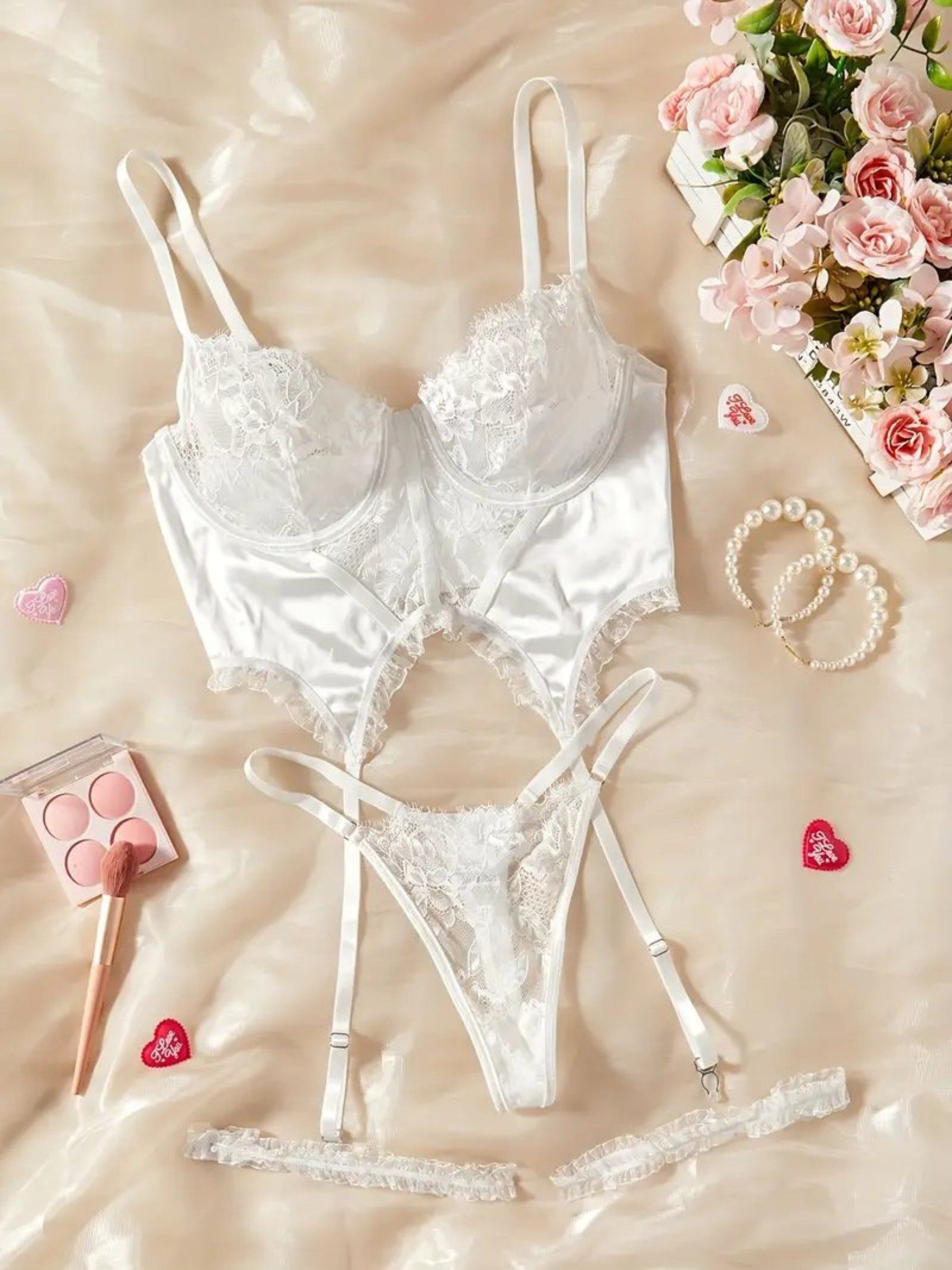 Elegant Love Set: Corsage Elegantes Lingerie-Set aus Satin und Spitze – Damen-Dessous-Set (Set, 3-tlg., Strumpfband, BH und String) Reizwäsche-Set mit Bügel-BH und Tanga – Sexy Spitzenunterwäsche