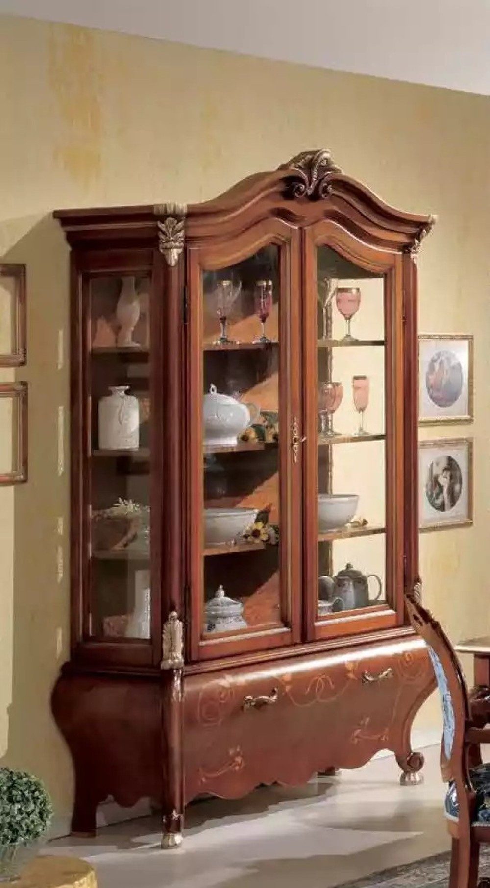 Vitrine Elegante Holz Vitrine Anrichte mit italienischem Design in Braun