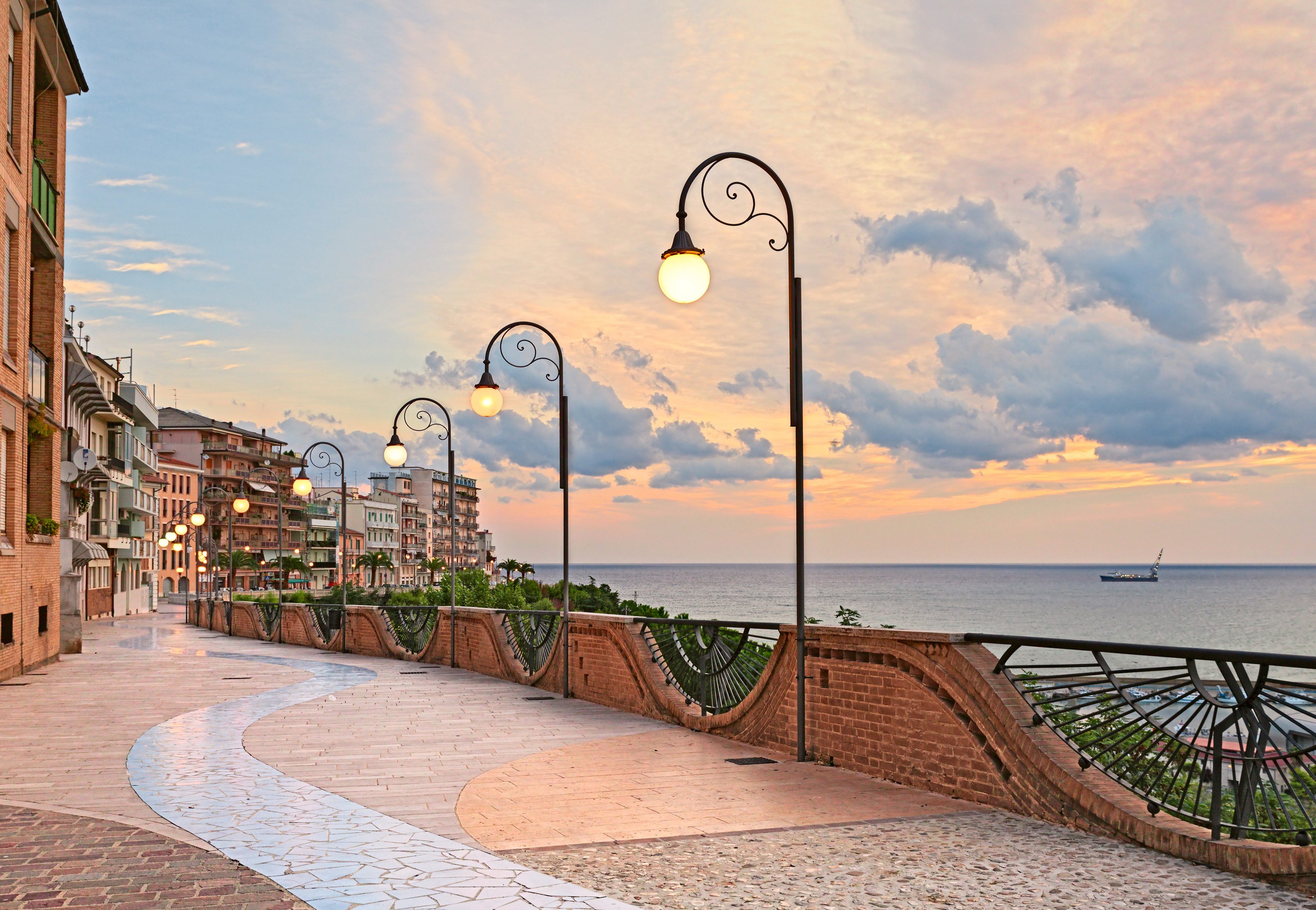 Fototapete Seafront in Ortona, Abruzzo