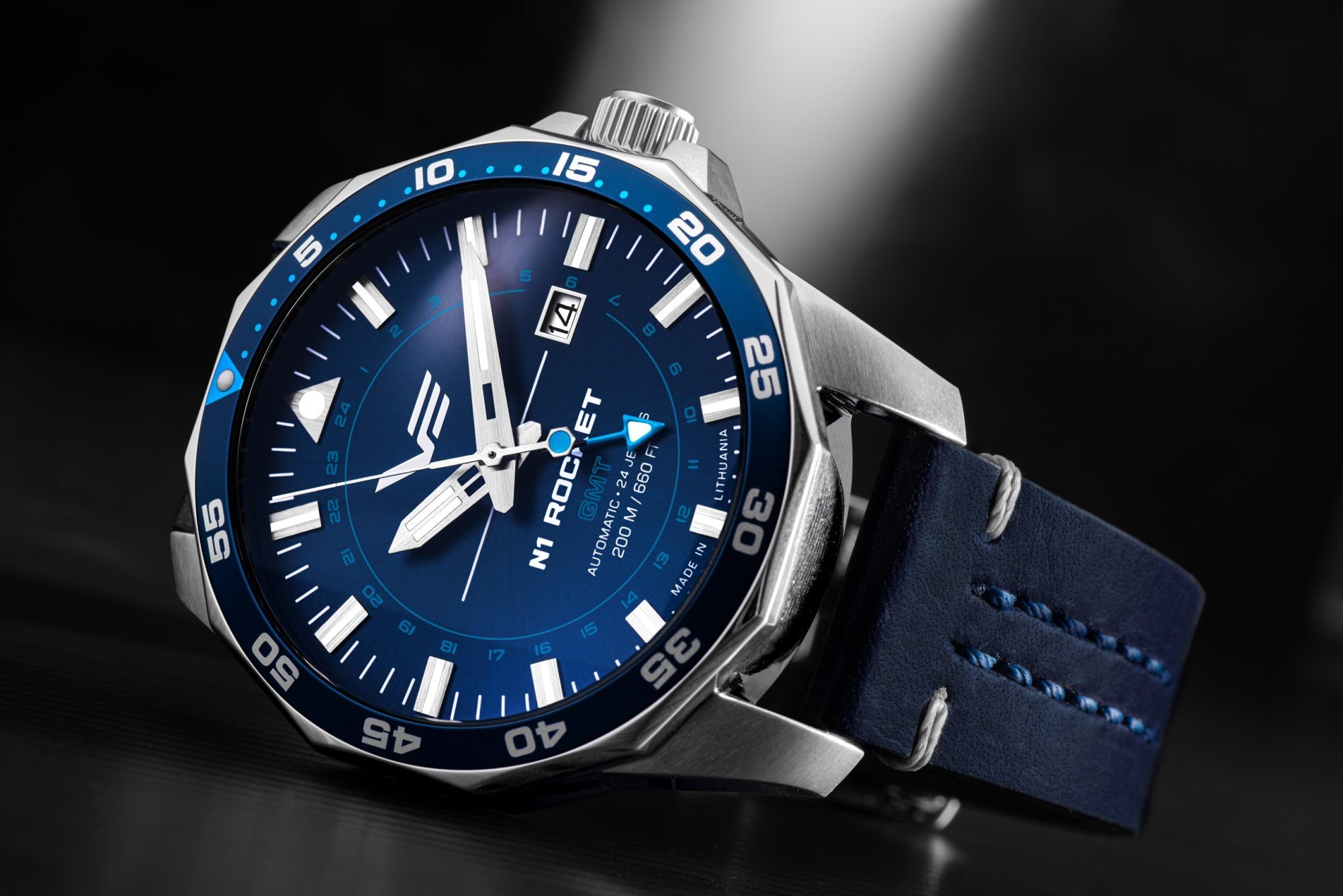 Vostok Europe Automatikuhr GMT Rocket N1 – 46 mm Edelstahlgehäuse, blaues Lederarmband 225A712-L