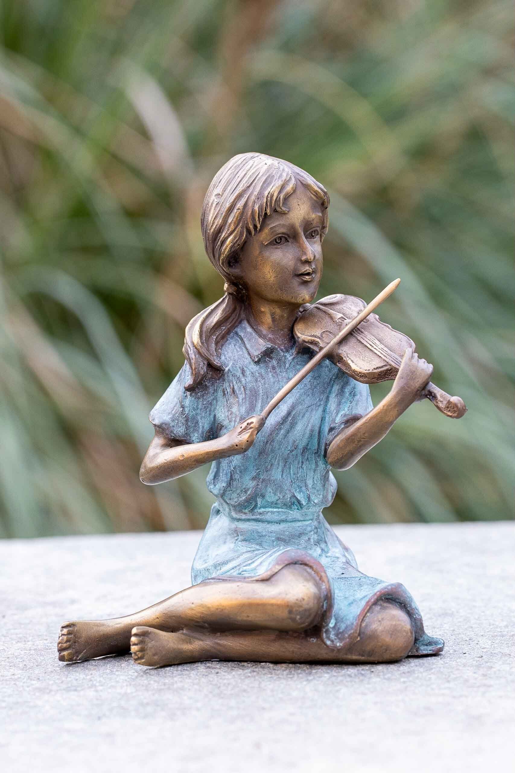 IDYL Dekofigur IDYL Bronze-Skulptur Mädchen mit einer Violine, Bronze – sehr robust – Langlebig – witterungsbeständig gegen Frost, Regen und UV-Strahlung. Die Modelle werden in Wachsausschmelzverfahren in Bronze gegossen und von Hand patiniert.