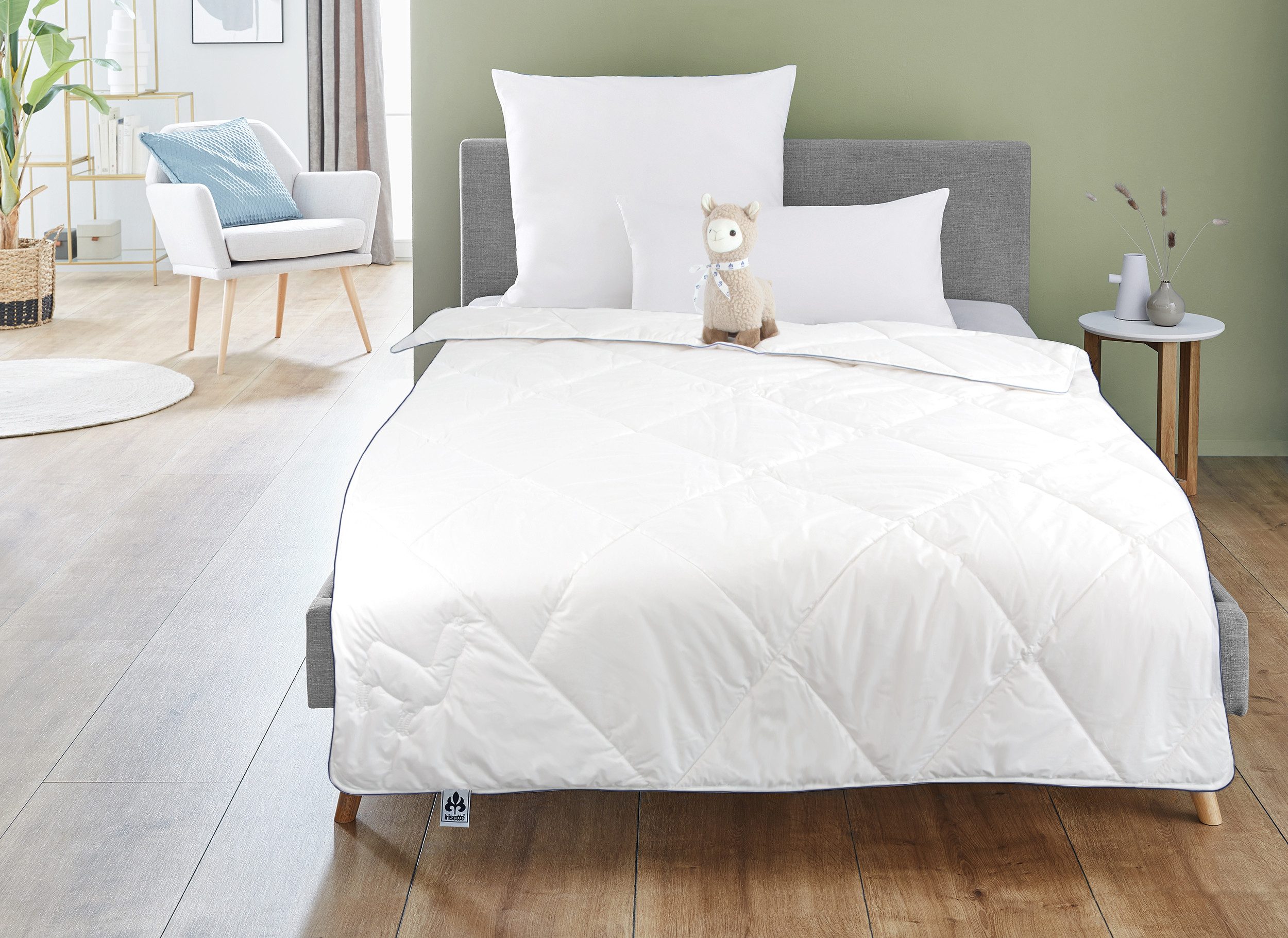 Irisette Naturhaarbettdecke Steppbett Irisette Alpaka + 1 Gratis Plüsch Alpaka, Produktion in DE, Füllung: 100% Alpakahaar, hohe Feuchtigkeitsaufnahme und -ableitung, antibakteriell