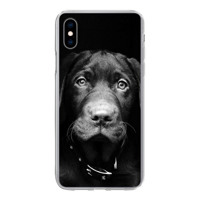 MuchoWow Handyhülle Nahaufnahme Labrador Welpe vor schwarzem Hintergrund in schwarz und Handyhülle Apple iPhone Xs Smartphone-Bumper Print Handy