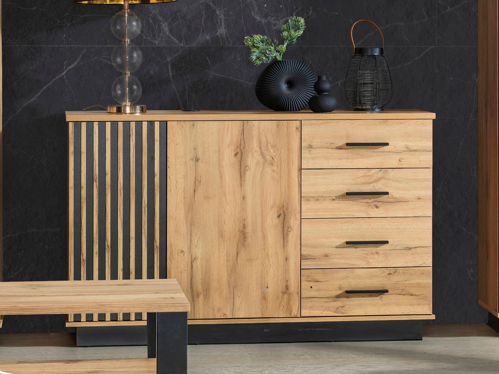 Beautysofa Kommode Lamelo mit 4 Schubladen und 2 Türen (Lamellenfront, Eiche Wotan/Schwarz, modernes Loft-Design), zweitürig, mit Dekorlamellen – Bild 2 von 5