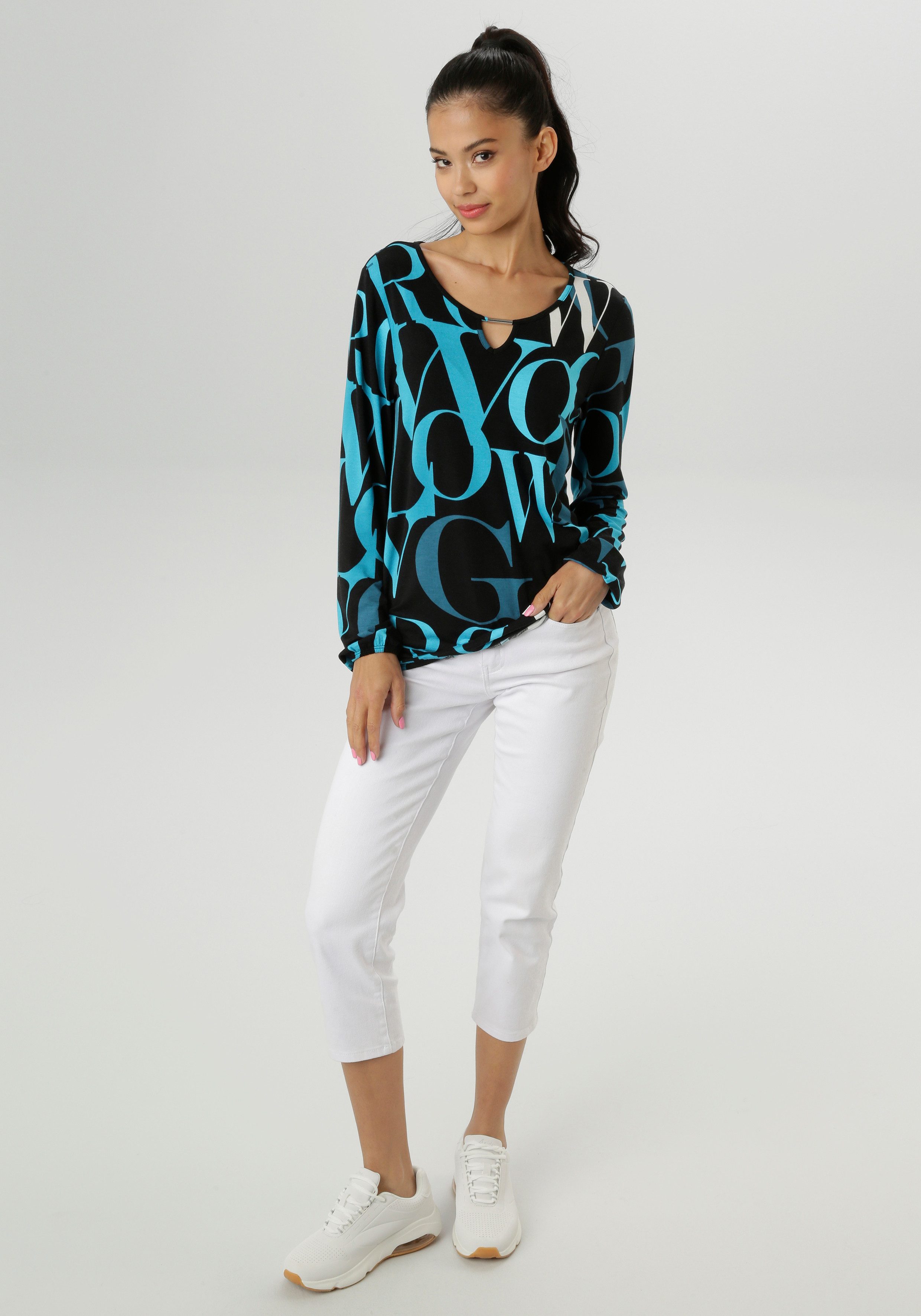 Aniston SELECTED Langarmshirt mit Cut-out und trendy Buchstabendruck – Bild 4 von 5