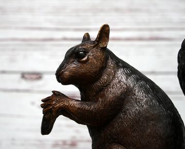 Bronzeskulpturen Skulptur Bronzefigur sitzendes Eichhörnchen mit Eichel