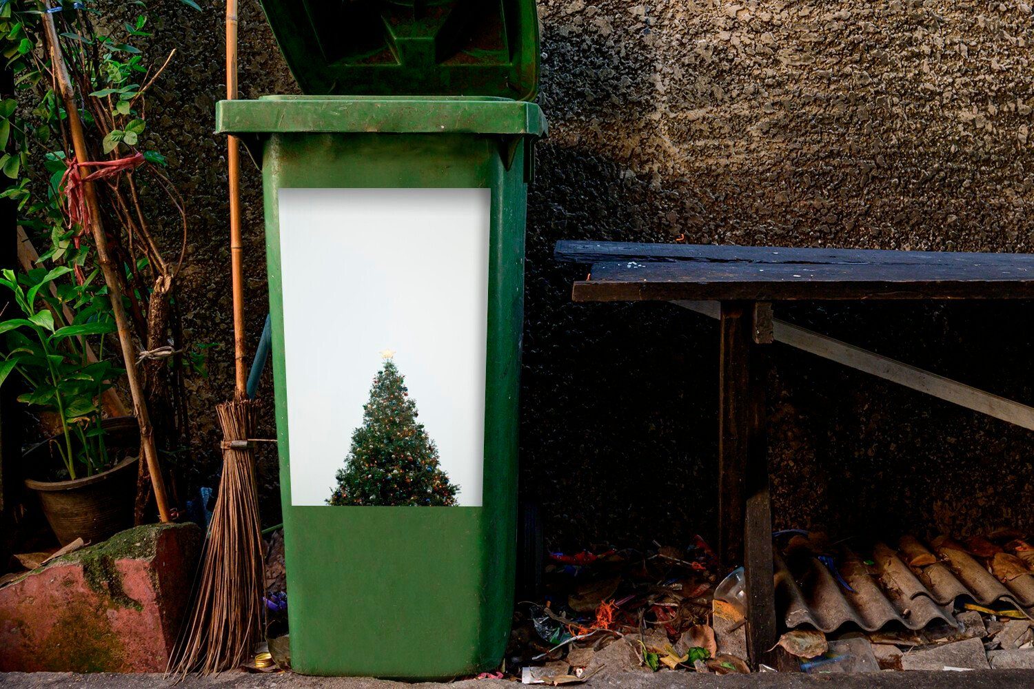 Mülleimer-aufkleber, Kiefer grauen MuchoWow vor einem Sticker, Wandsticker St), (1 Container, Himmel Wipfel Abfalbehälter Mülltonne, einer Der