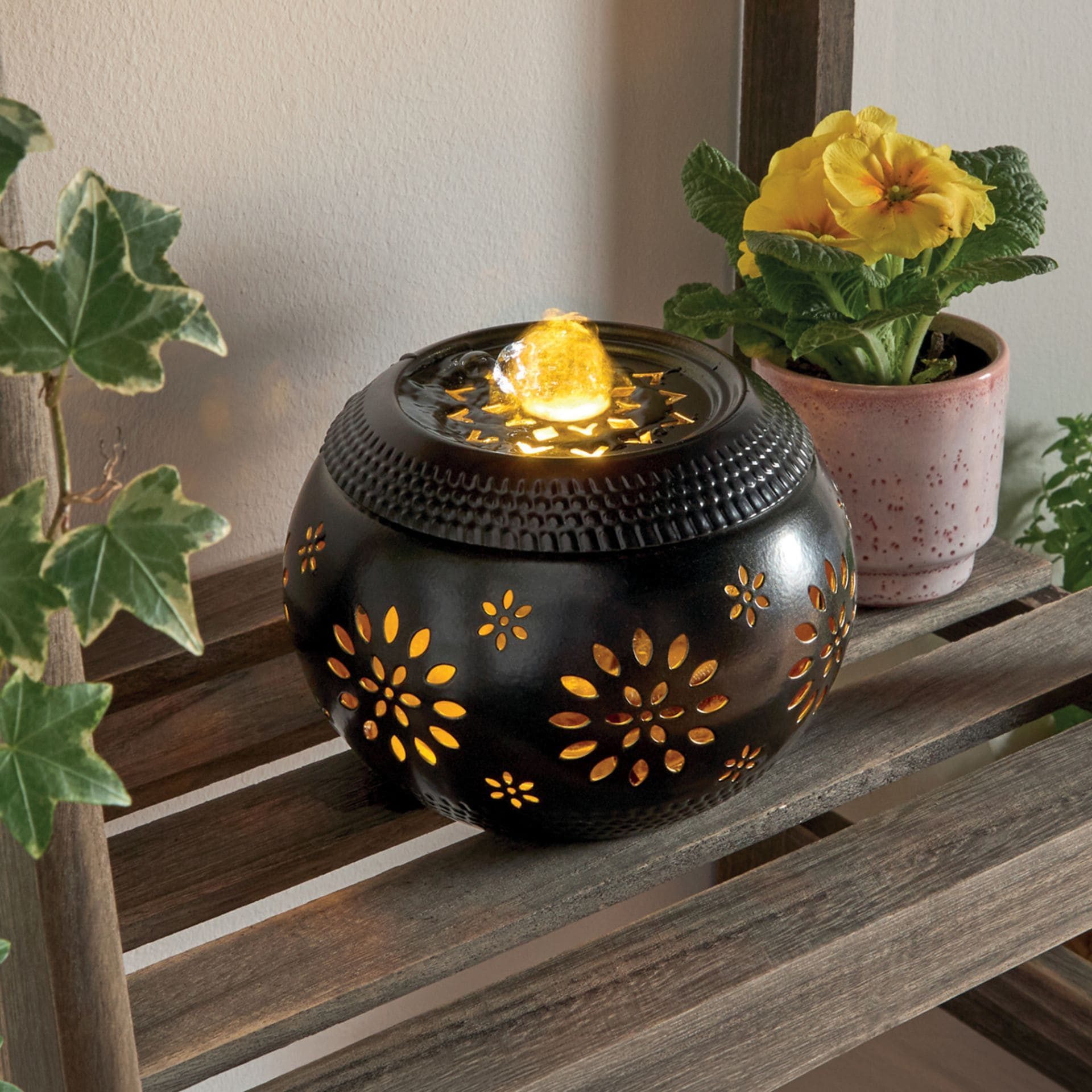 Dekoleidenschaft Gartenbrunnen "Blüten" Tischbrunnen aus Metall schwarz, Brunnen mit LED Beleuchtung, Springbrunnen Ø 15 x 10 cm, Outdoor Gartenbrunnen