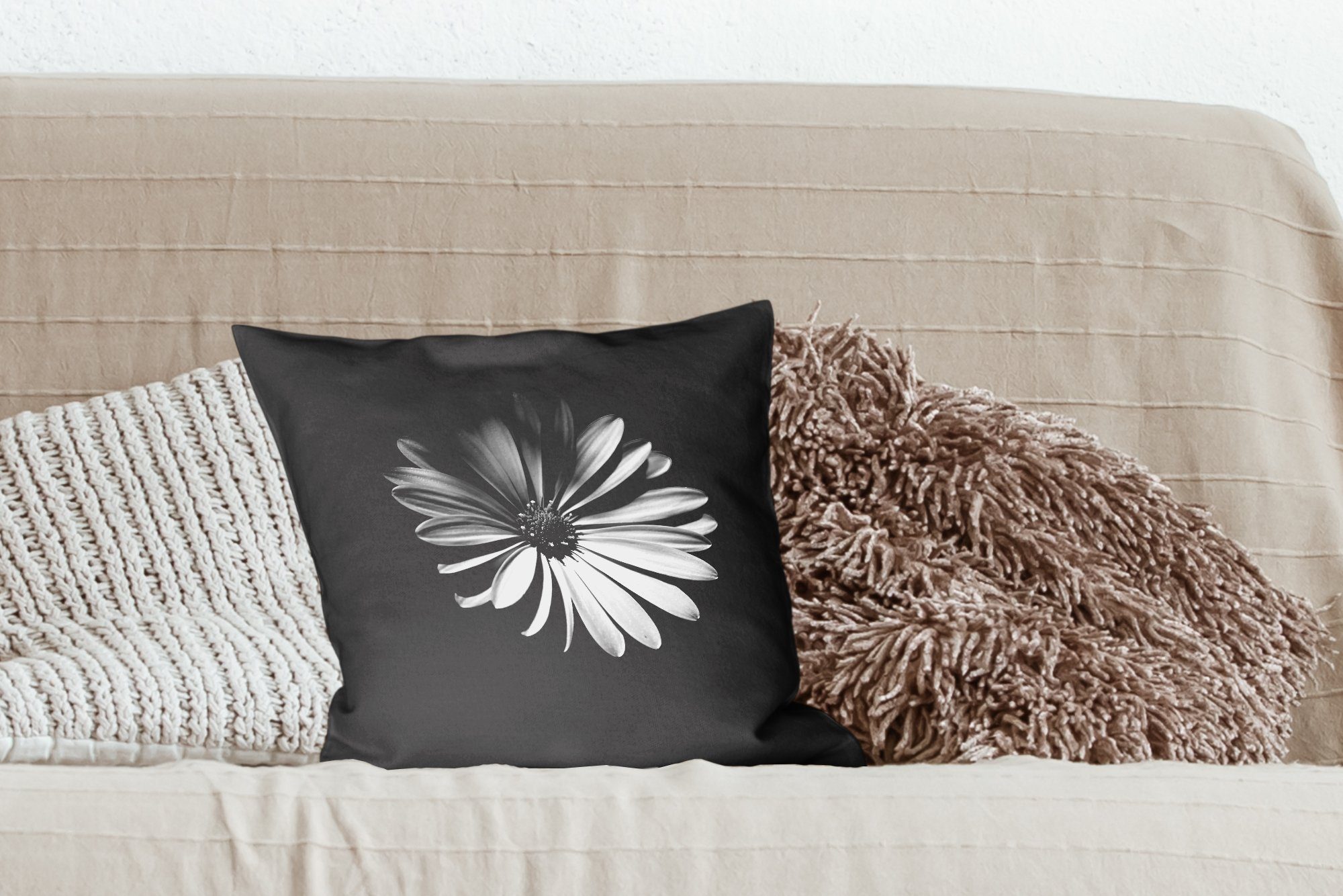 MuchoWow Dekokissen Füllung Deko, weißes mit auf Zierkissen Sofakissen Schlafzimmer, für schwarzem Wohzimmer, Ein Gänseblümchen Hintergrund