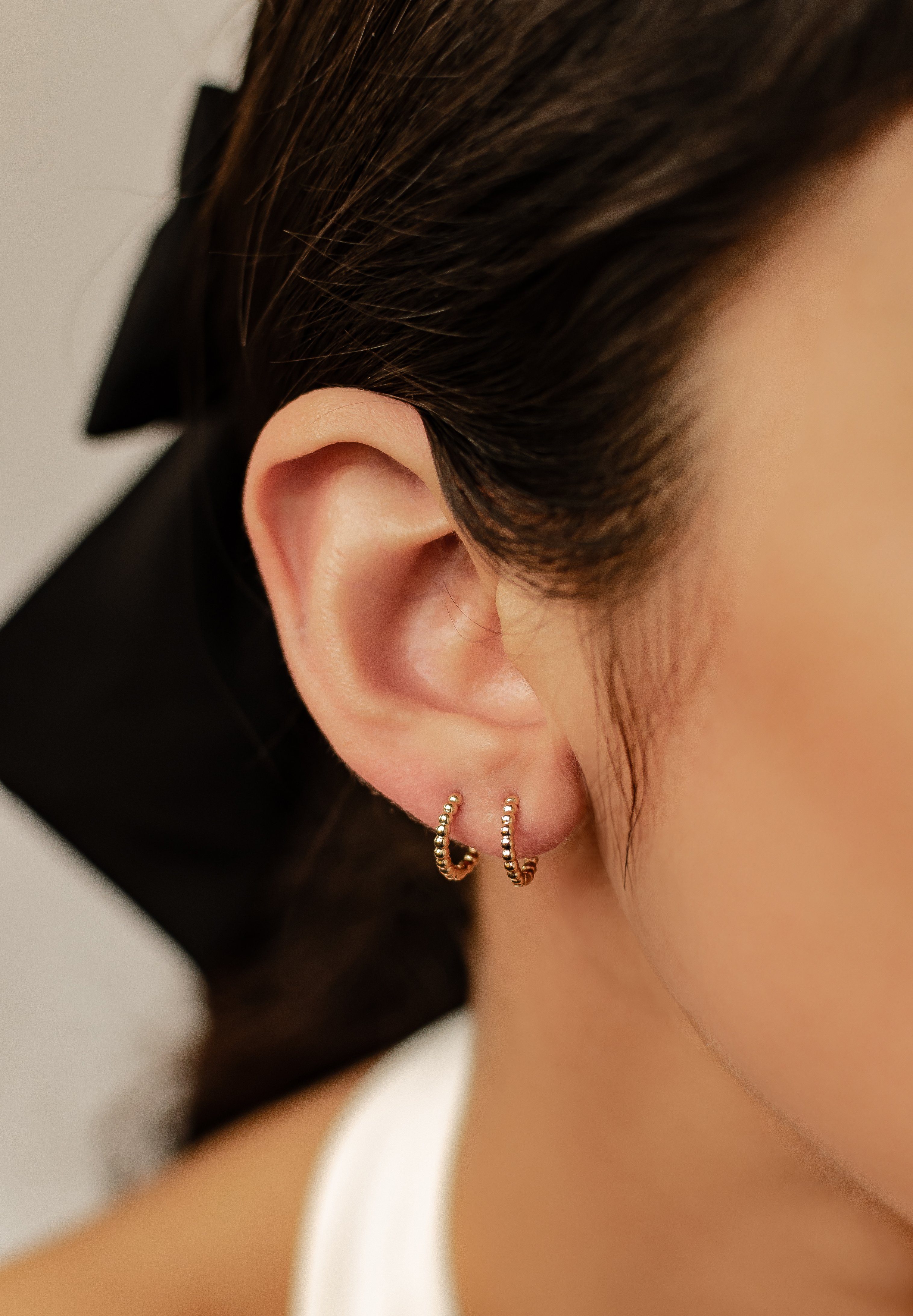 Dear Me Paar Creolen Ohrringe Gold 585 Damen Kugeln, Goldohrringe Echt Gold Massiv, Klappcreolen Glam 14 Karat Gold Erbs Design