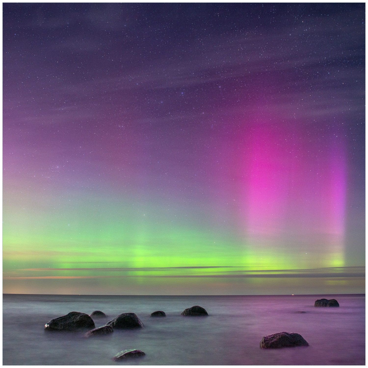 Wallario Möbelfolie Lichter über stillem Meer