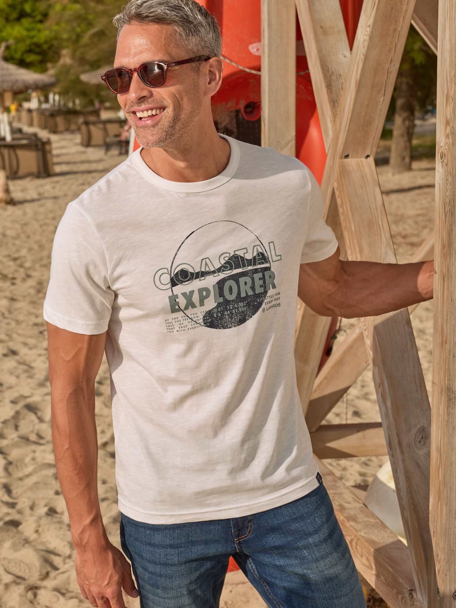 T-Shirt T-Shirt mit Brustprint und Rundhalsausschnitt