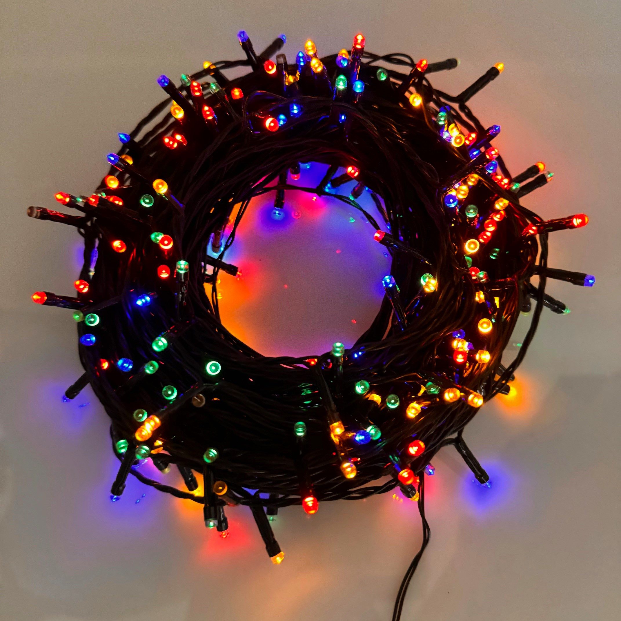Online-Fuchs LED-Lichterkette für außen - Bunt mit Batterie & Solar betrieben (Hybrid), Timer, 8-Leuchtmodi - Mehrfarbig - 32m mit 300 LEDs - Weihnachtsdeko