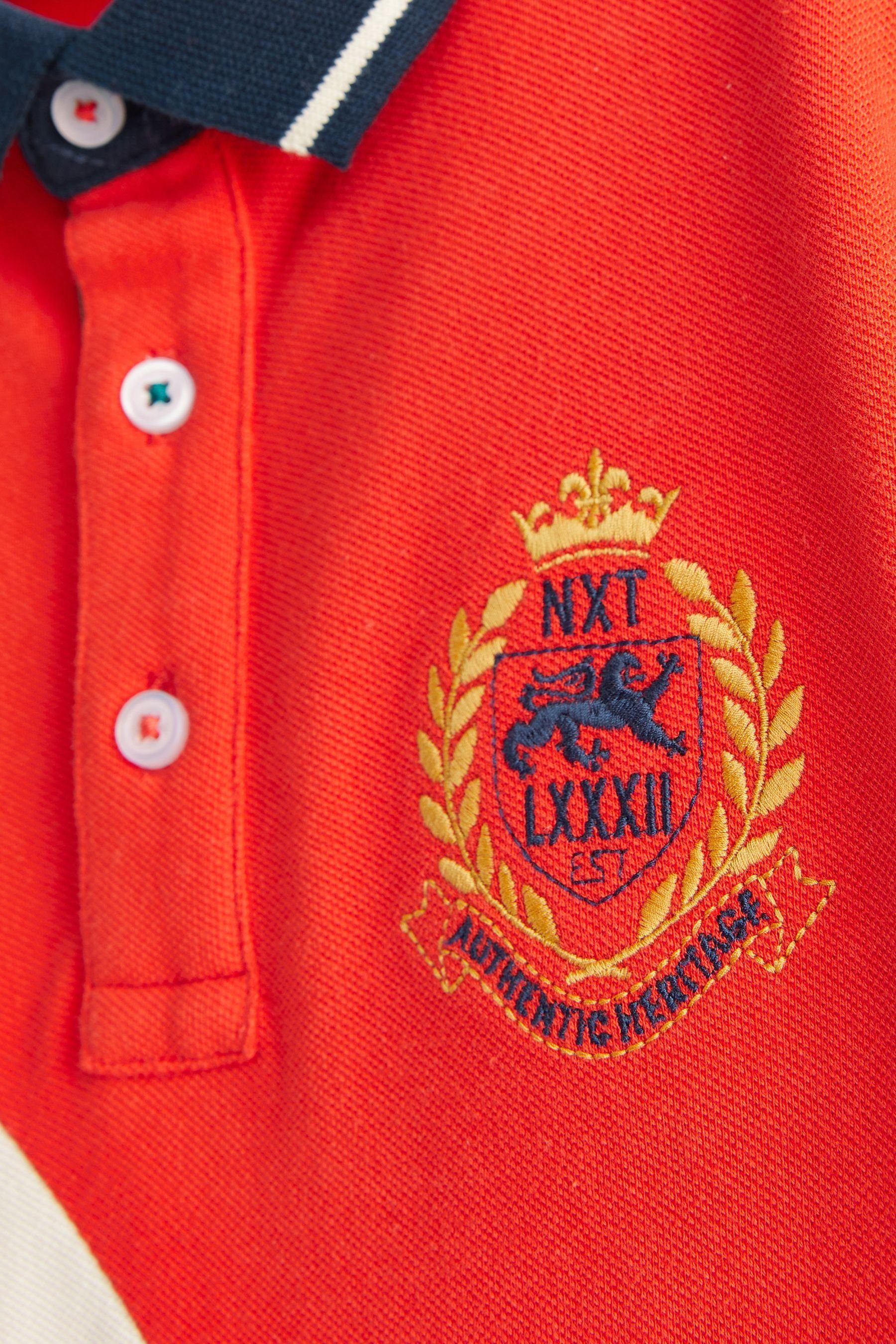 (1-tlg) Poloshirt Sash mit Next Heritage besticktem Poloshirt Red Heritage-Aufnäher