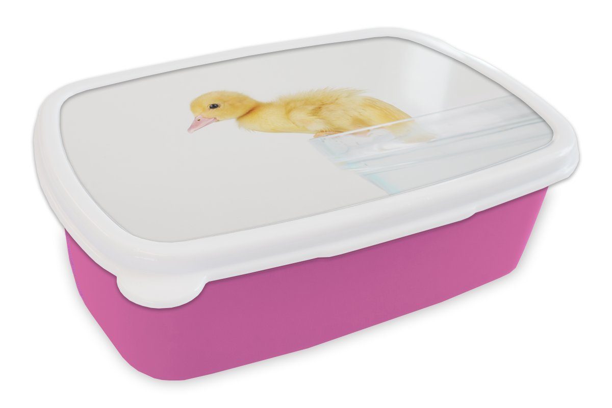 MuchoWow Lunchbox Baby-Ente klettert aus einer Wanne, Kunststoff, (2-tlg), Brotbox für Erwachsene, Brotdose Kinder, Snackbox, Mädchen, Kunststoff rosa